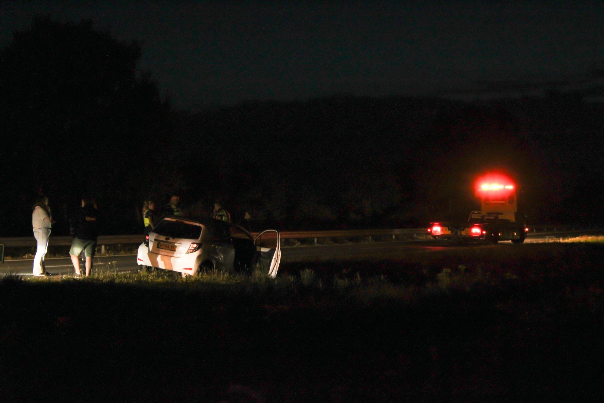 Auto belandt in berm langs N381 bij Ureterp