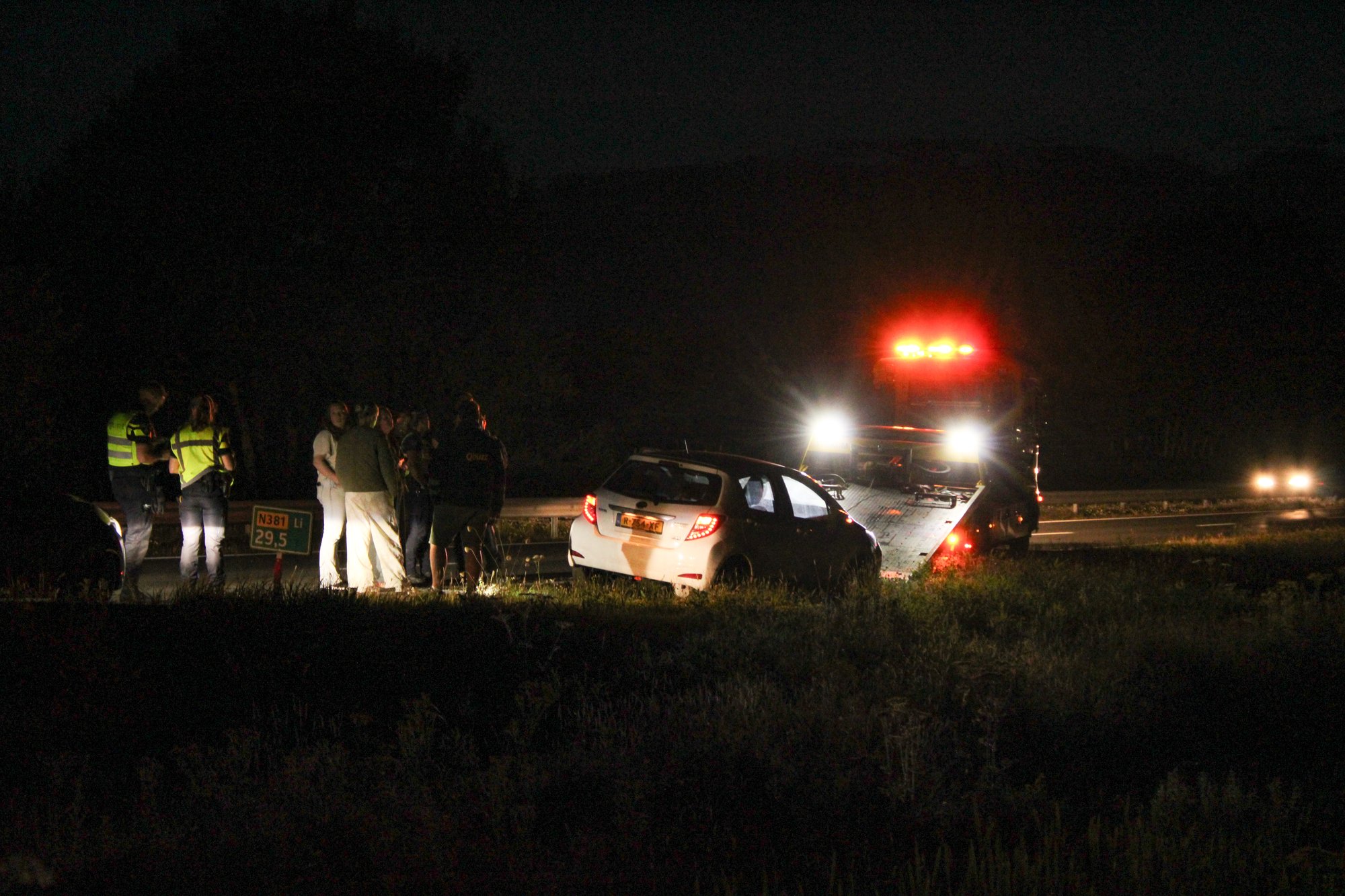Auto belandt in berm langs N381 bij Ureterp