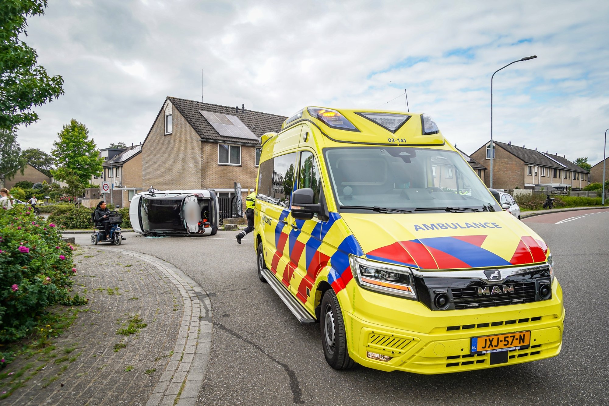 Auto op de kant na eenzijdig ongeval in Emmen