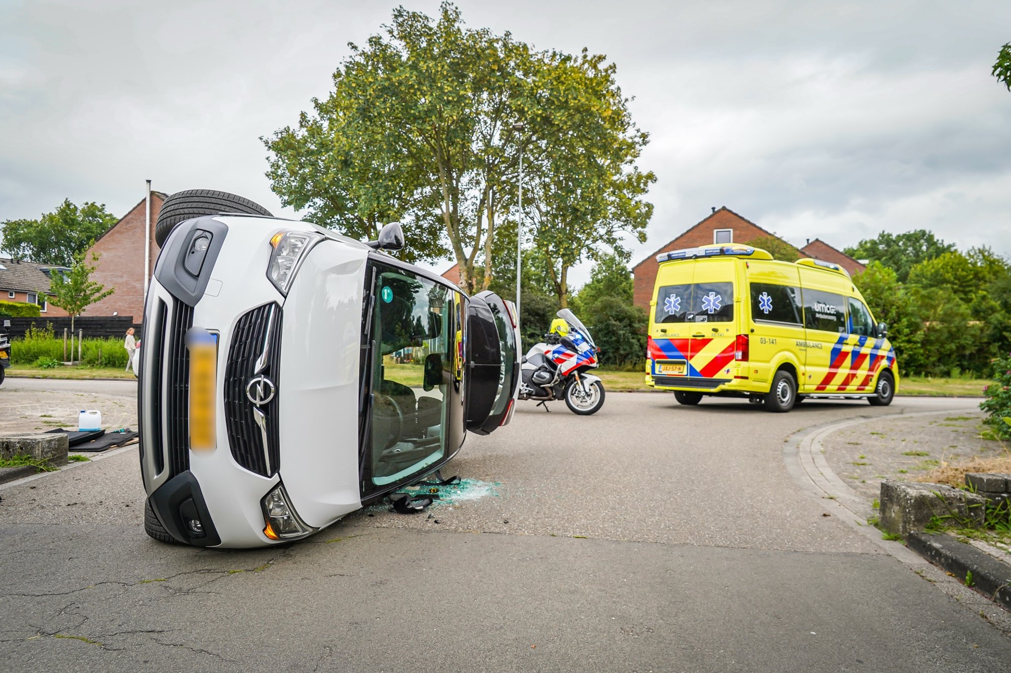 Auto op de kant na eenzijdig ongeval in Emmen