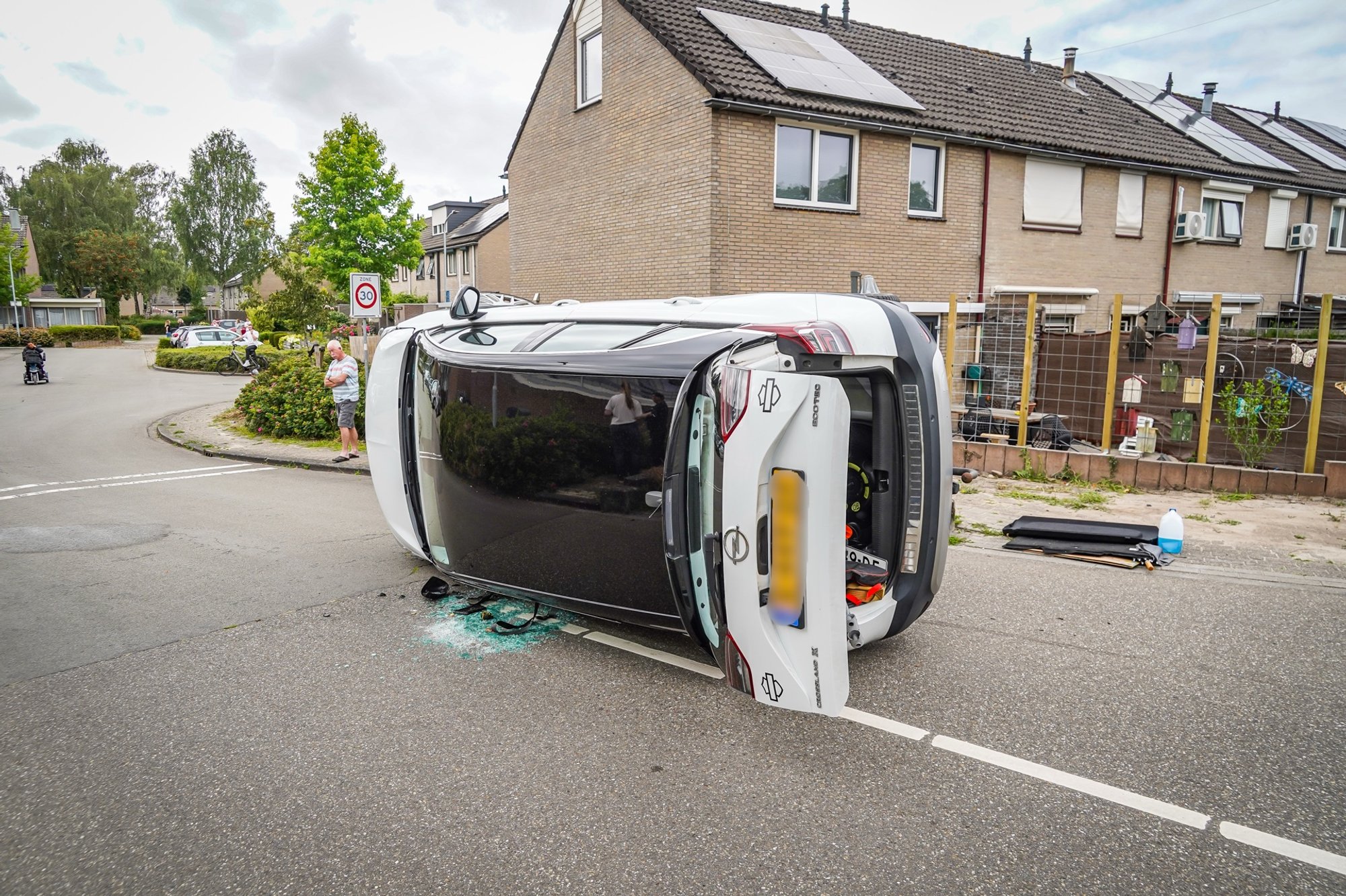 Auto op de kant na eenzijdig ongeval in Emmen