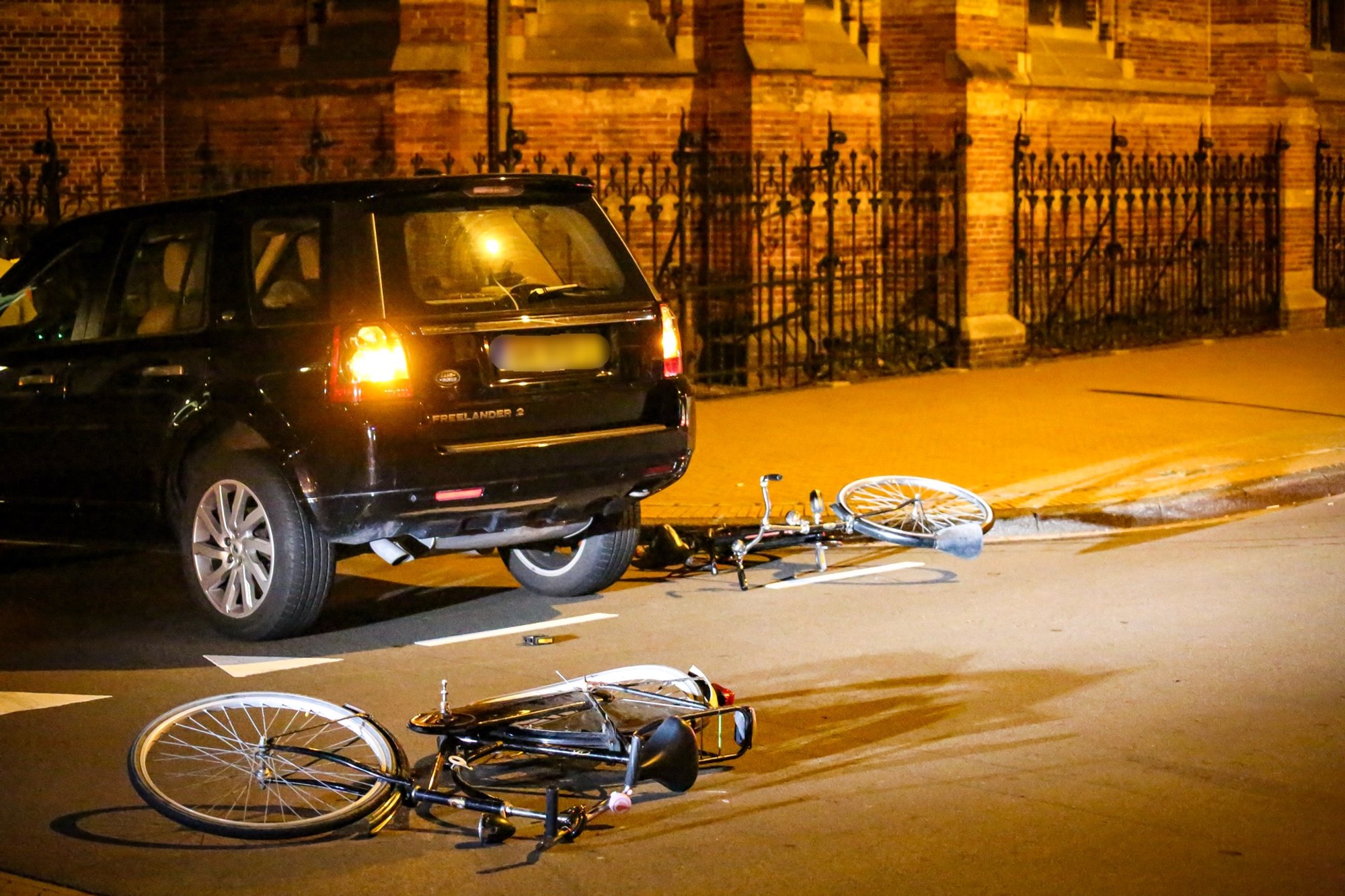 Auto schept twee fietsers op de Rademarkt in Groningen
