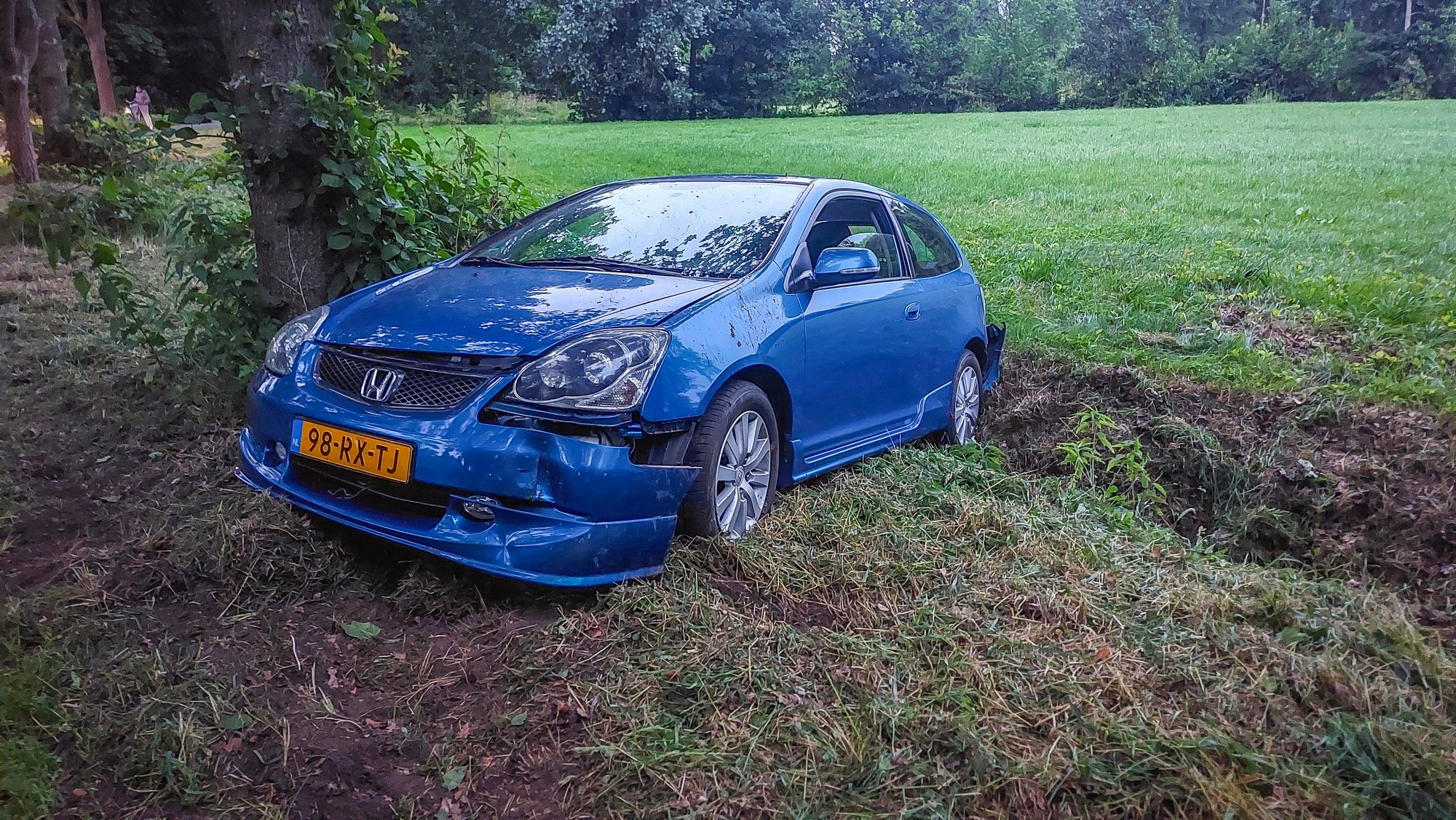 Automobilist verliest controle en belandt in berm bij eenzijdig ongeval in Marum