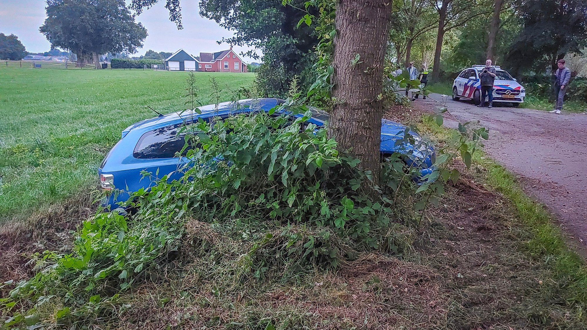 Automobilist verliest controle en belandt in berm bij eenzijdig ongeval in Marum