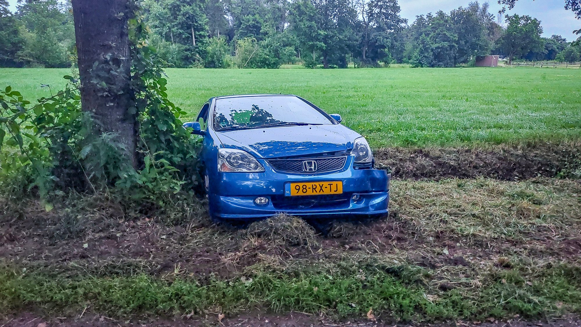 Automobilist verliest controle en belandt in berm bij eenzijdig ongeval in Marum
