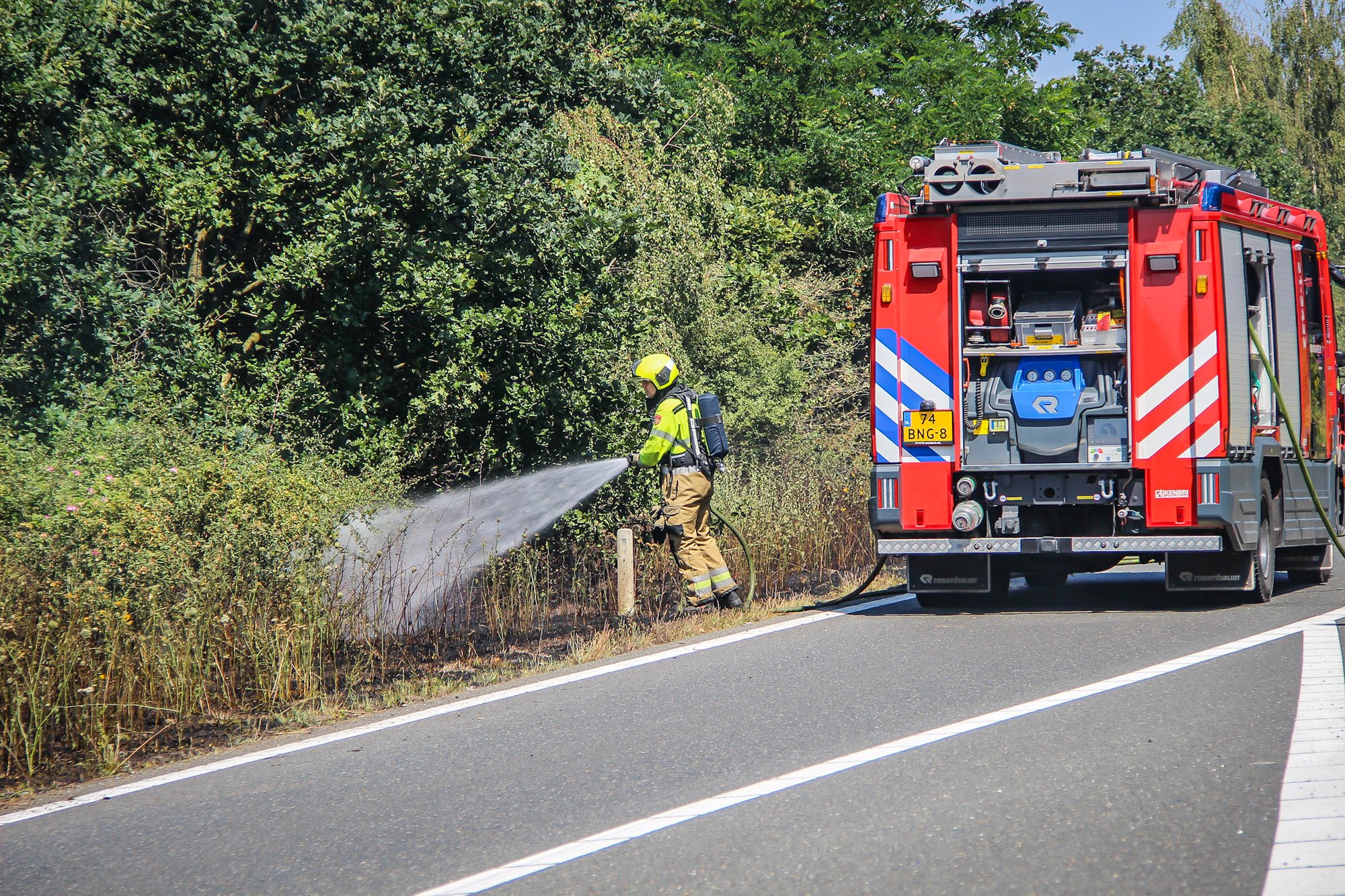 Bermbrand langs toerit A59 bij Rosmalen snel onder controle