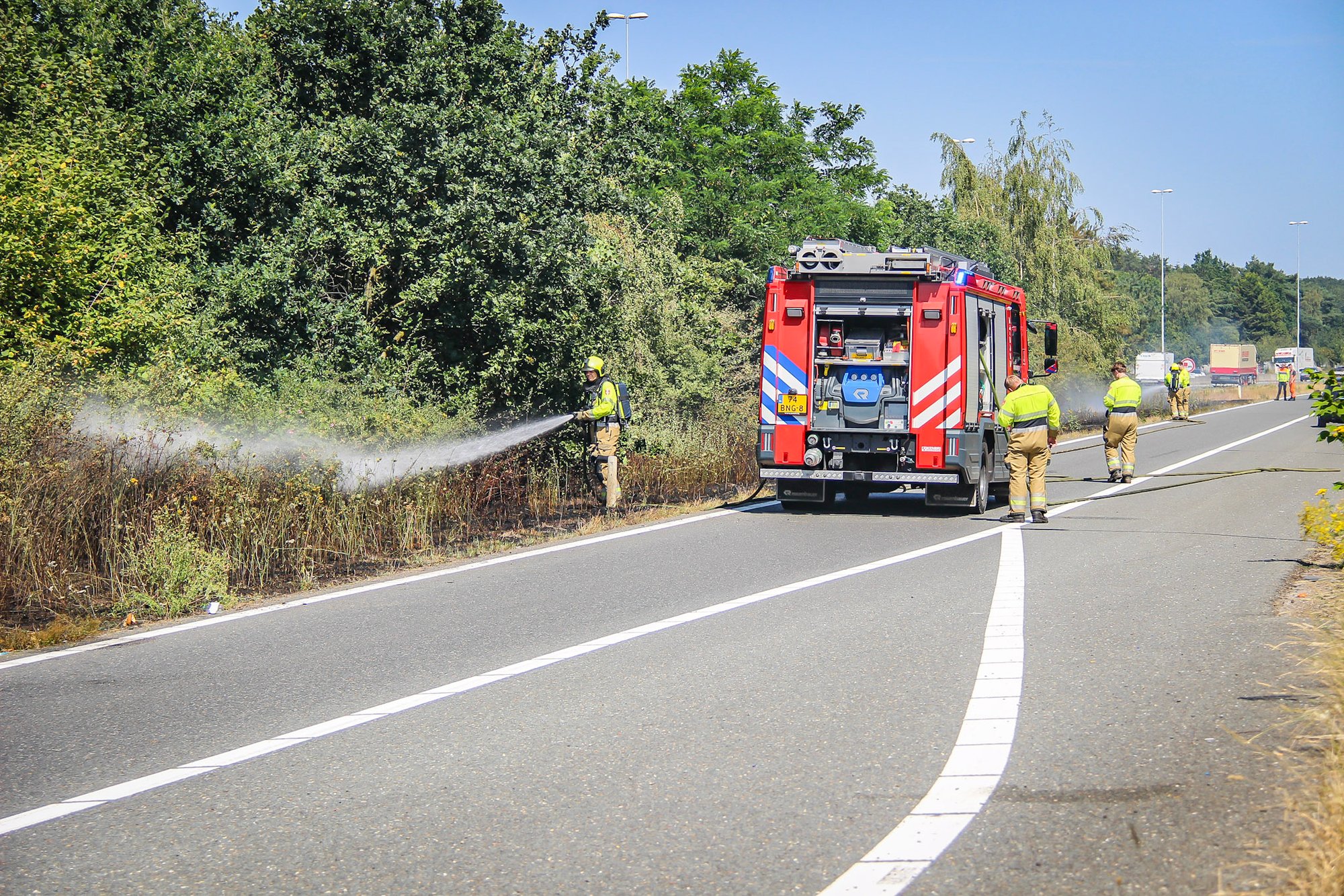 Bermbrand langs toerit A59 bij Rosmalen snel onder controle