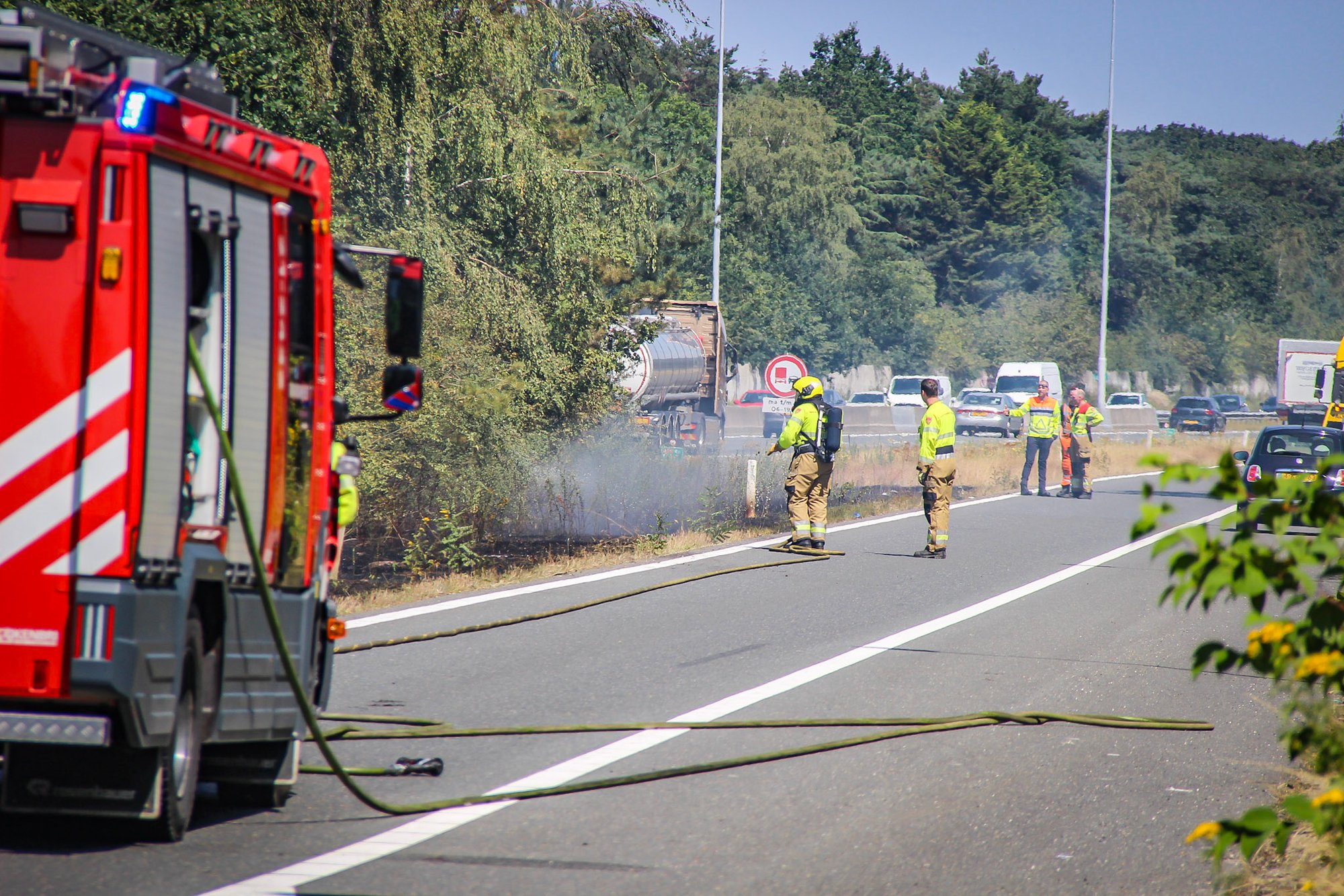 Bermbrand langs toerit A59 bij Rosmalen snel onder controle