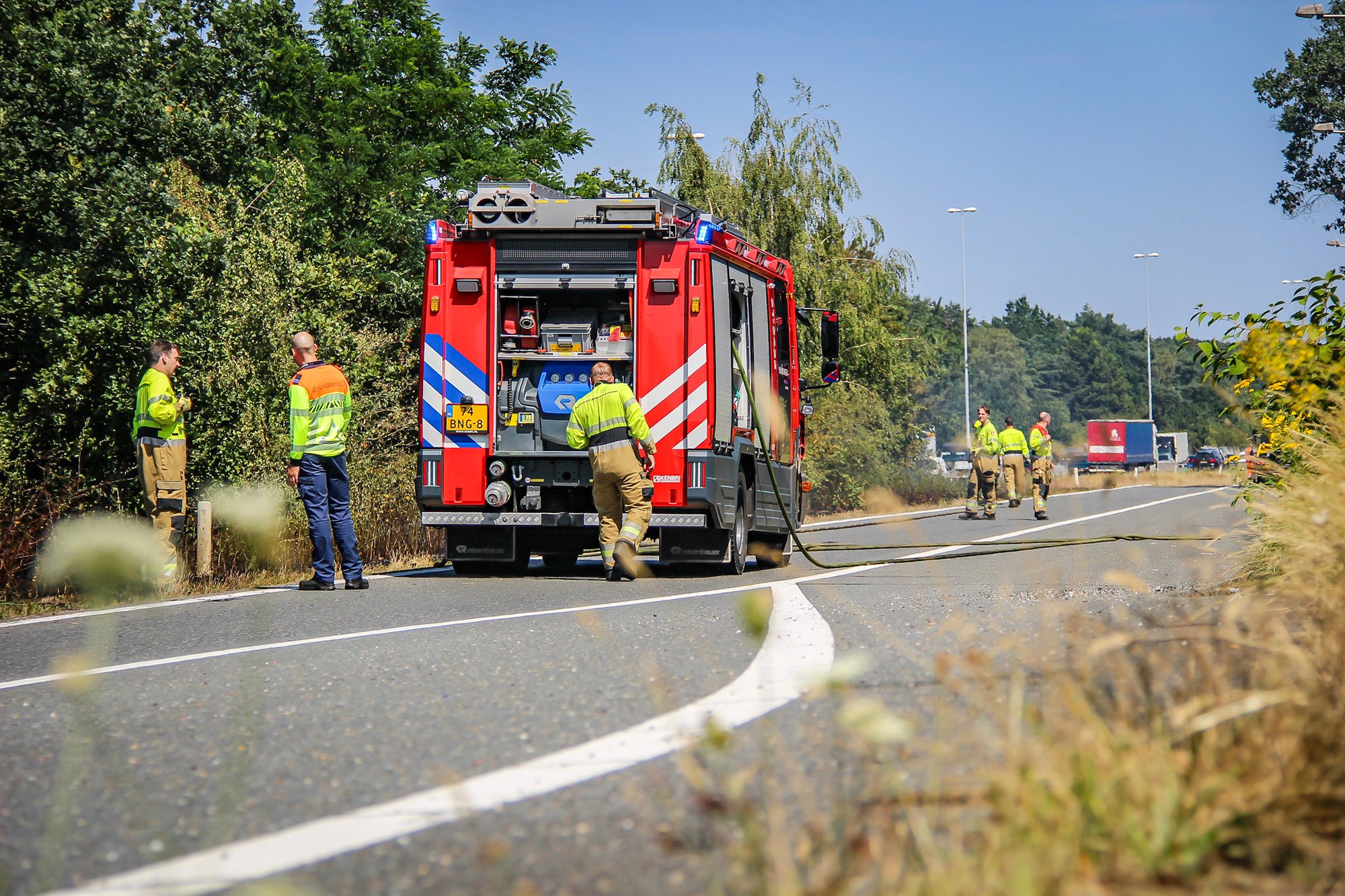 Bermbrand langs toerit A59 bij Rosmalen snel onder controle