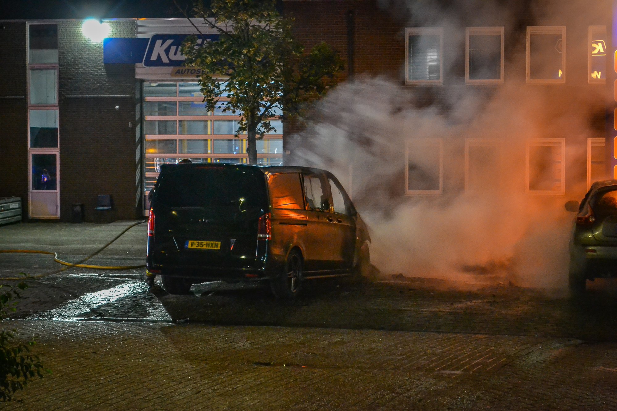 Bestelbus brand volledig uit in Purmerend