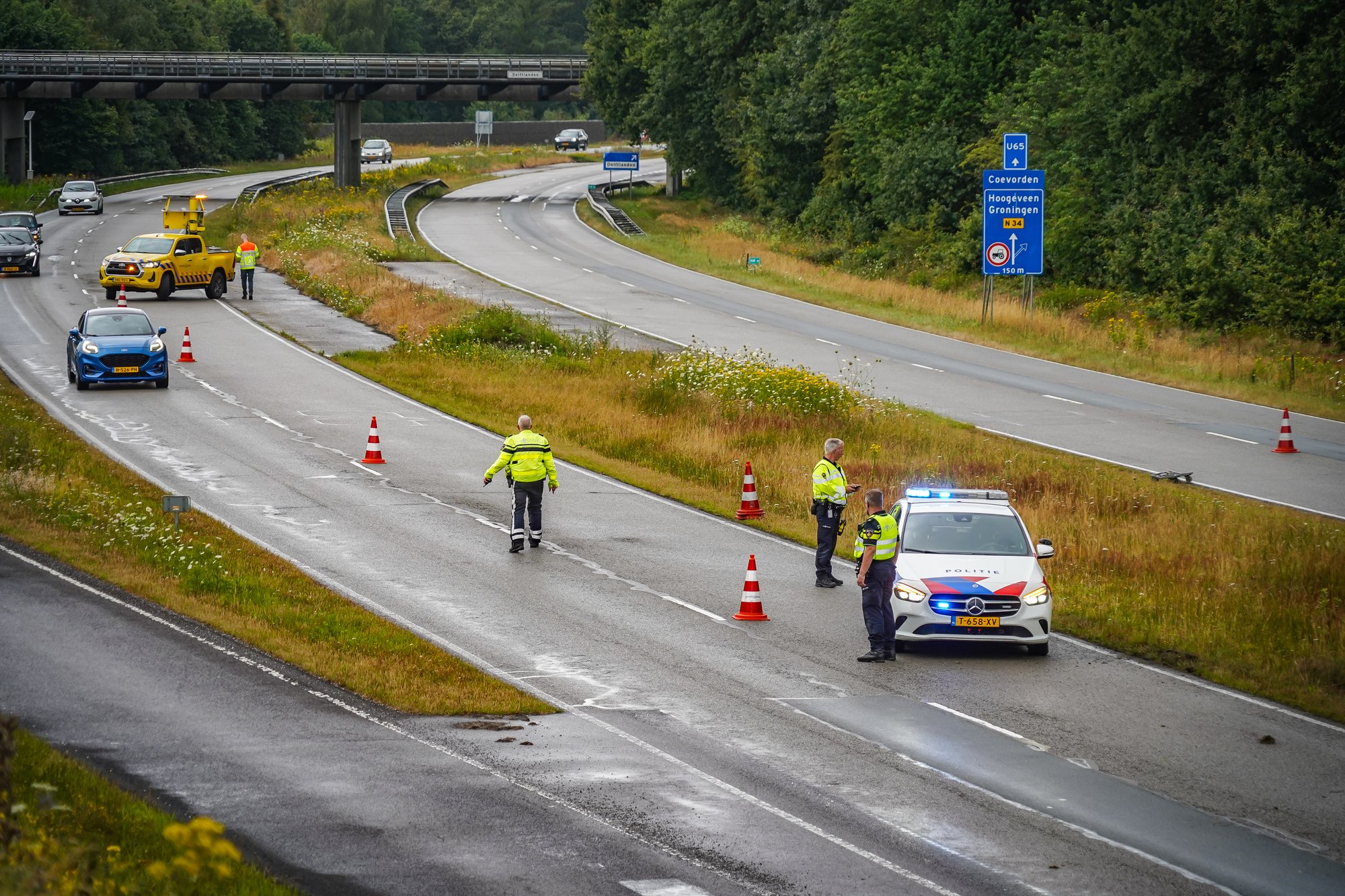 Bestelbus op de kant bij eenzijdig ongeval op N391 in Emmen