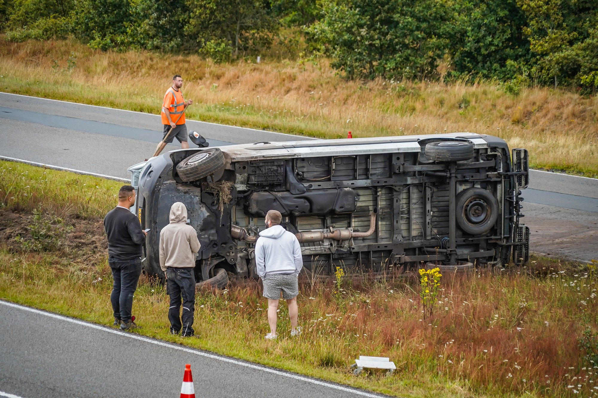 Bestelbus op de kant bij eenzijdig ongeval op N391 in Emmen
