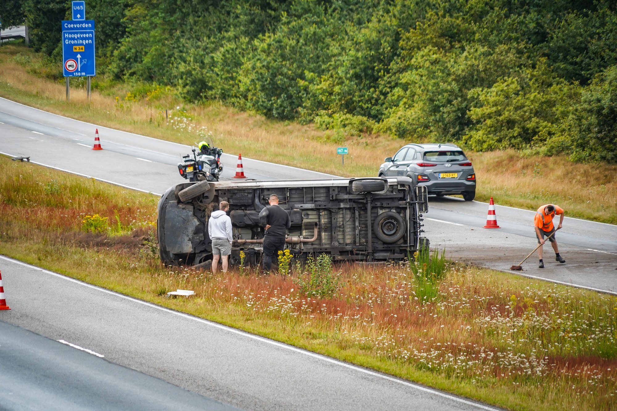 Bestelbus op de kant bij eenzijdig ongeval op N391 in Emmen