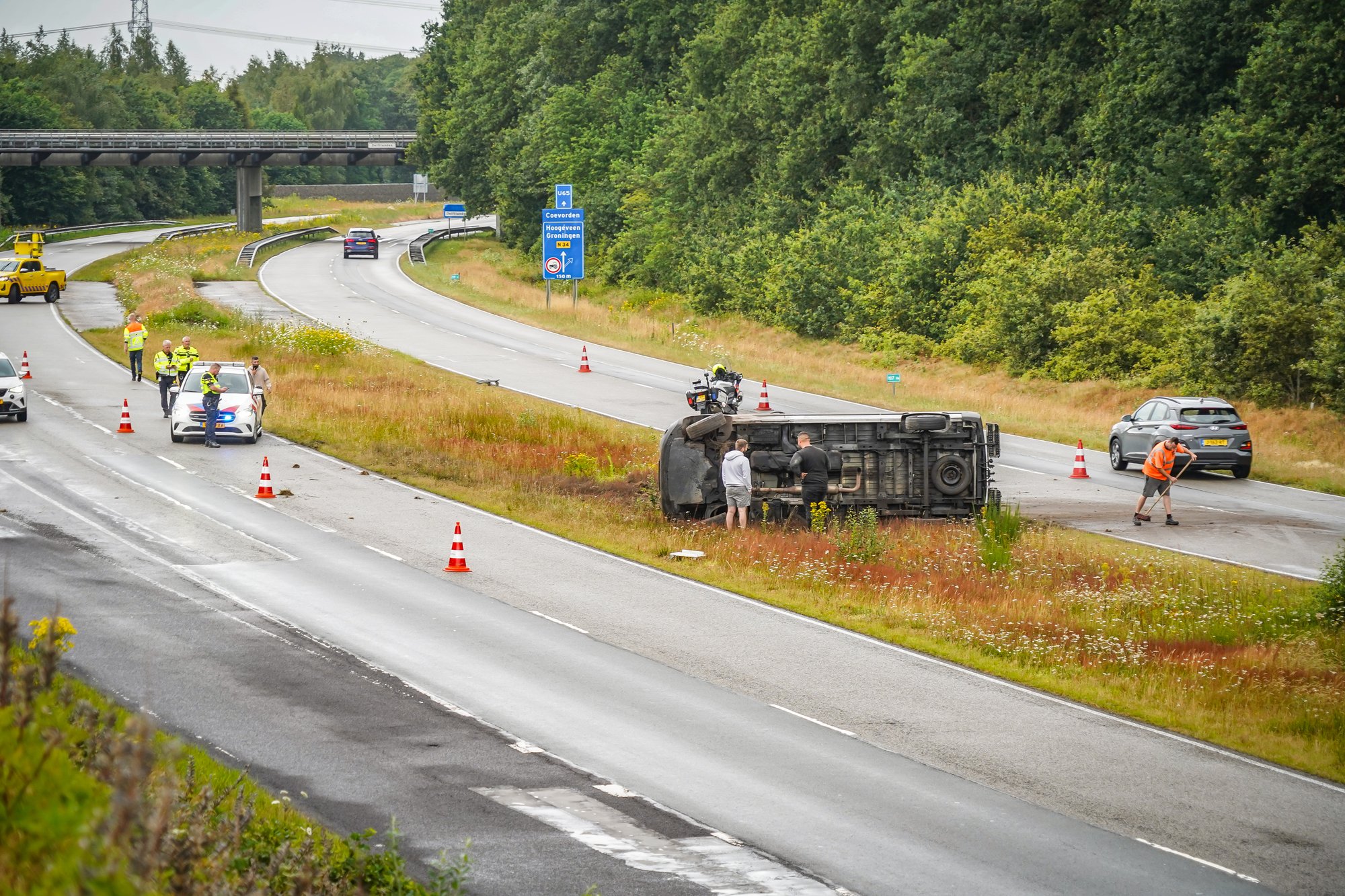 Bestelbus op de kant bij eenzijdig ongeval op N391 in Emmen