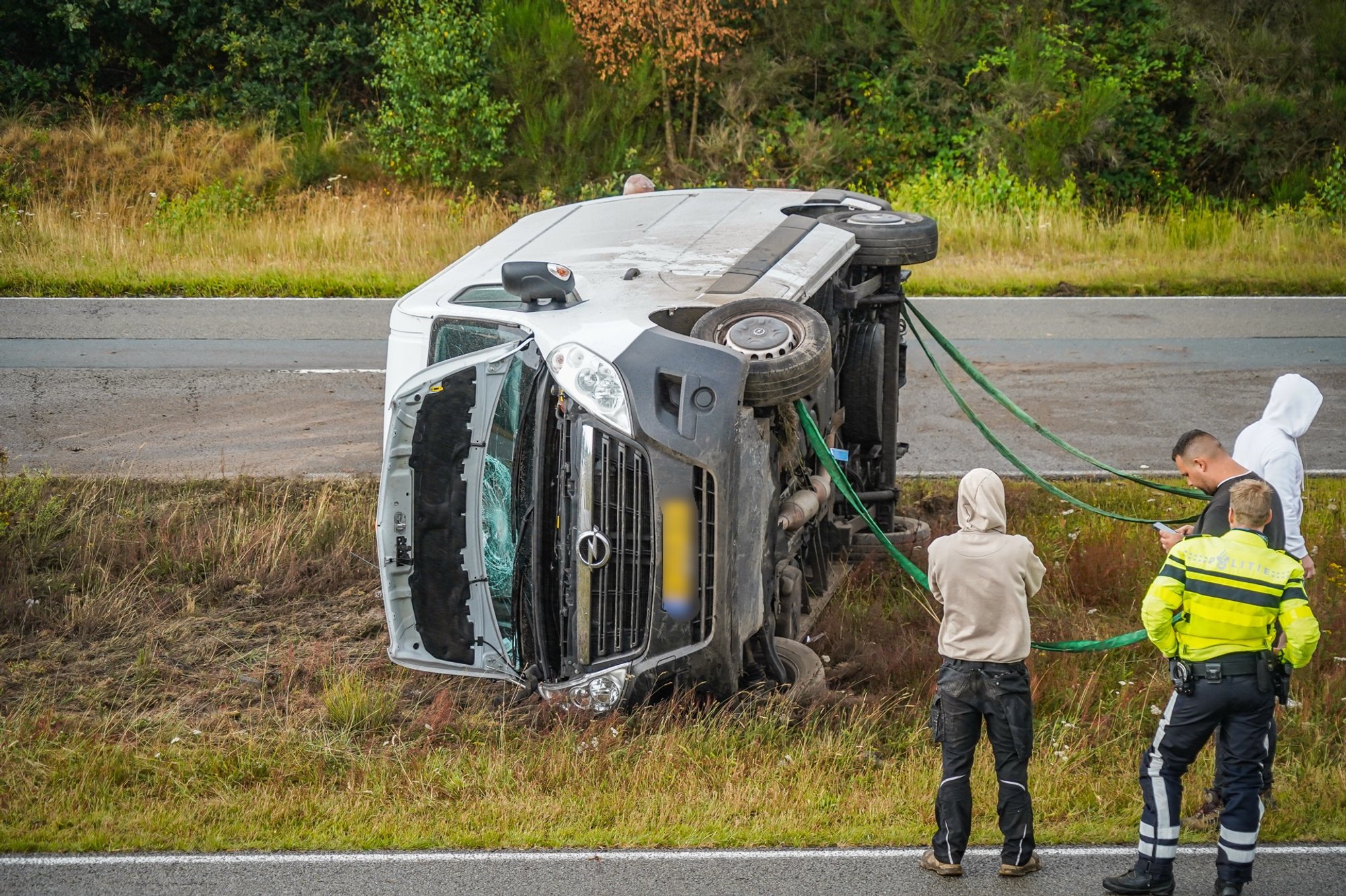 Bestelbus op de kant bij eenzijdig ongeval op N391 in Emmen