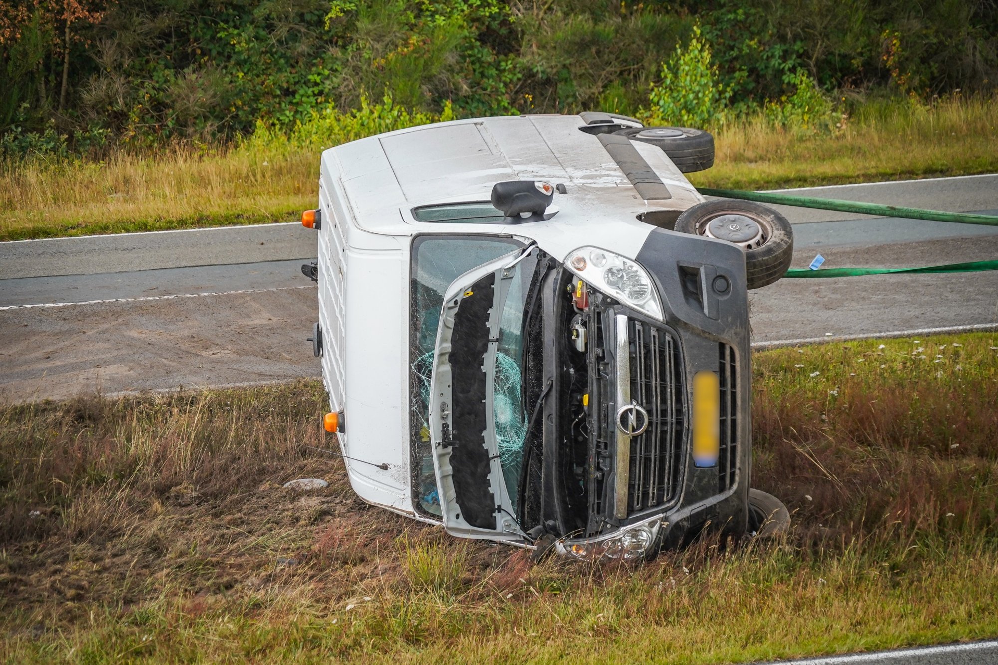Bestelbus op de kant bij eenzijdig ongeval op N391 in Emmen