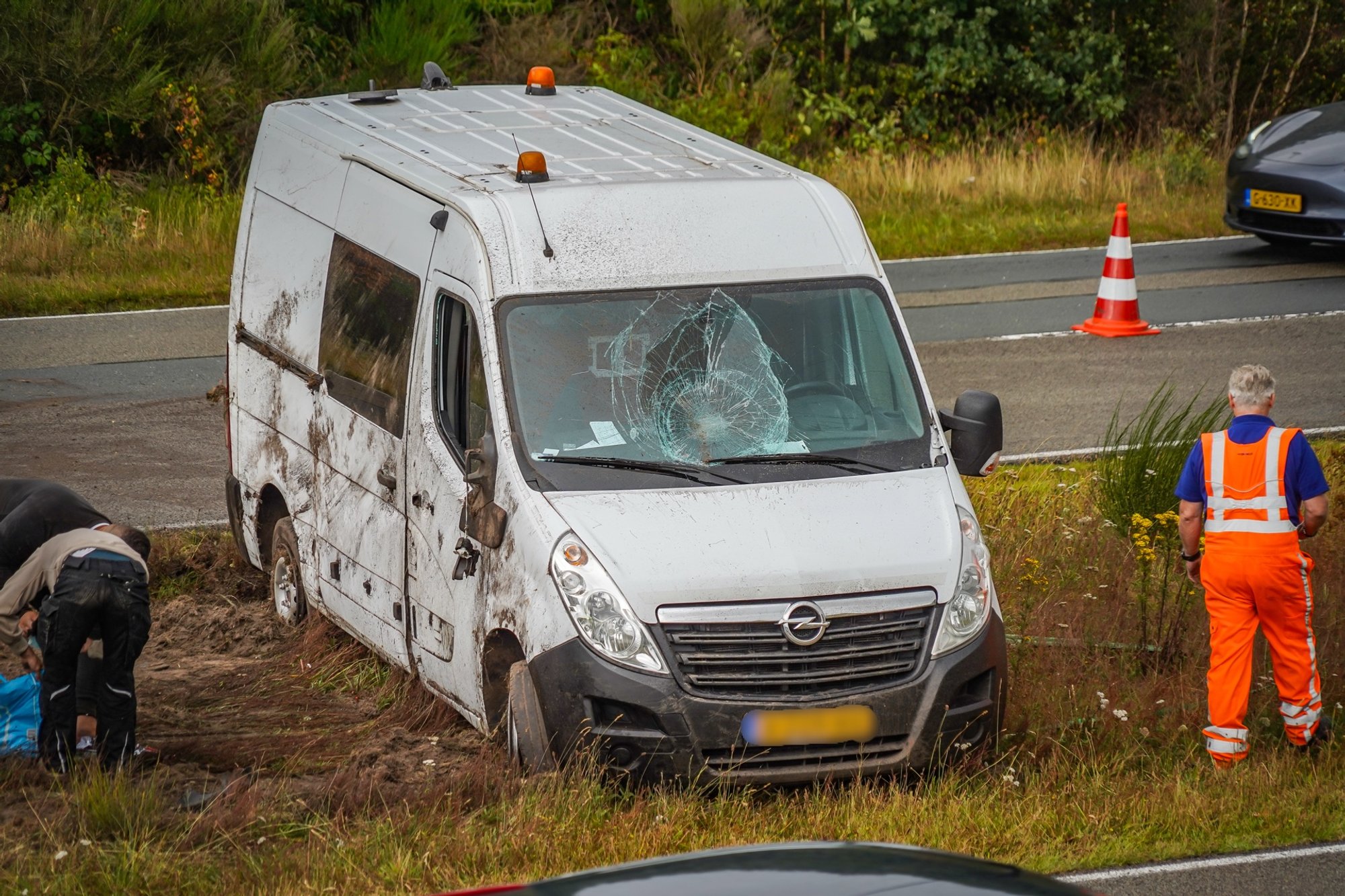 Bestelbus op de kant bij eenzijdig ongeval op N391 in Emmen