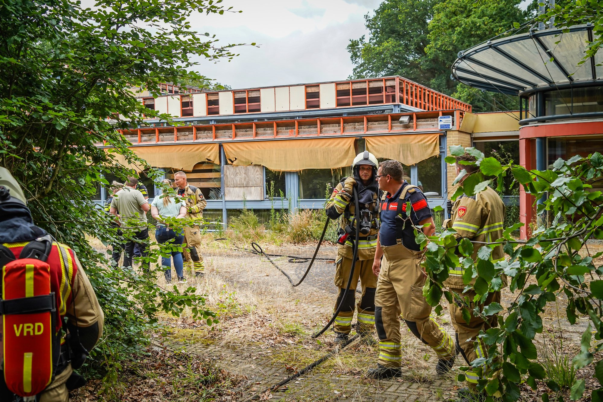 Brand in leegstaand pand aan Angelsloerdijk in Emmen