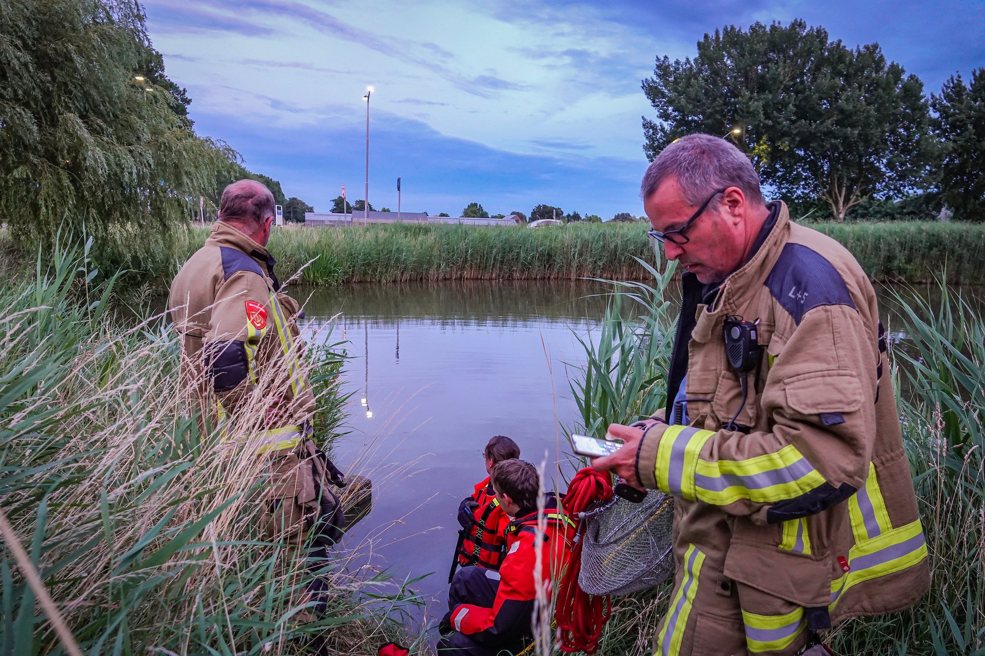 Brandweer redt vijf baby-eendjes uit tunnel in Lisserbroek