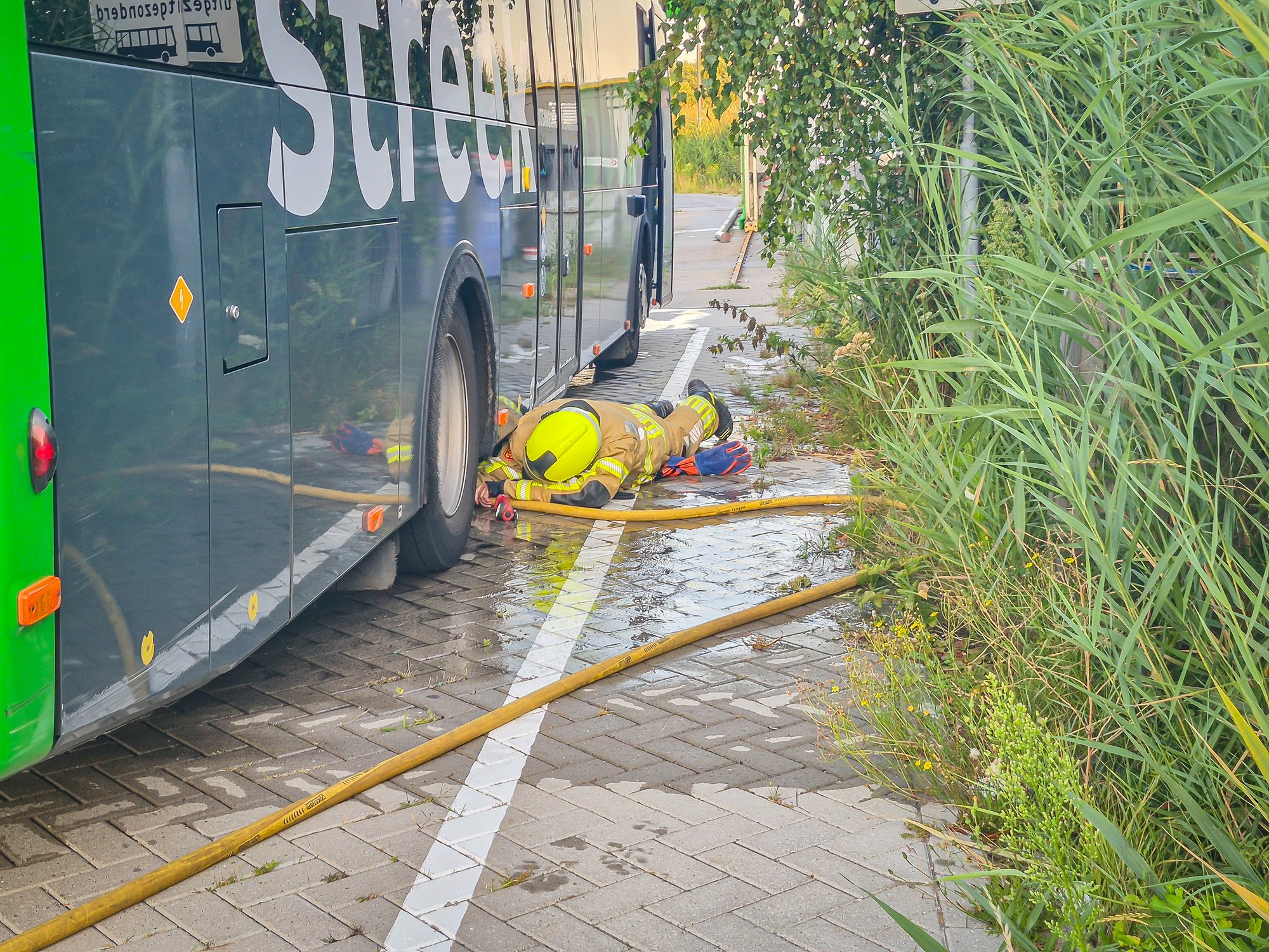 Brandweer rukt groots uit voor melding busbrand in Lisse