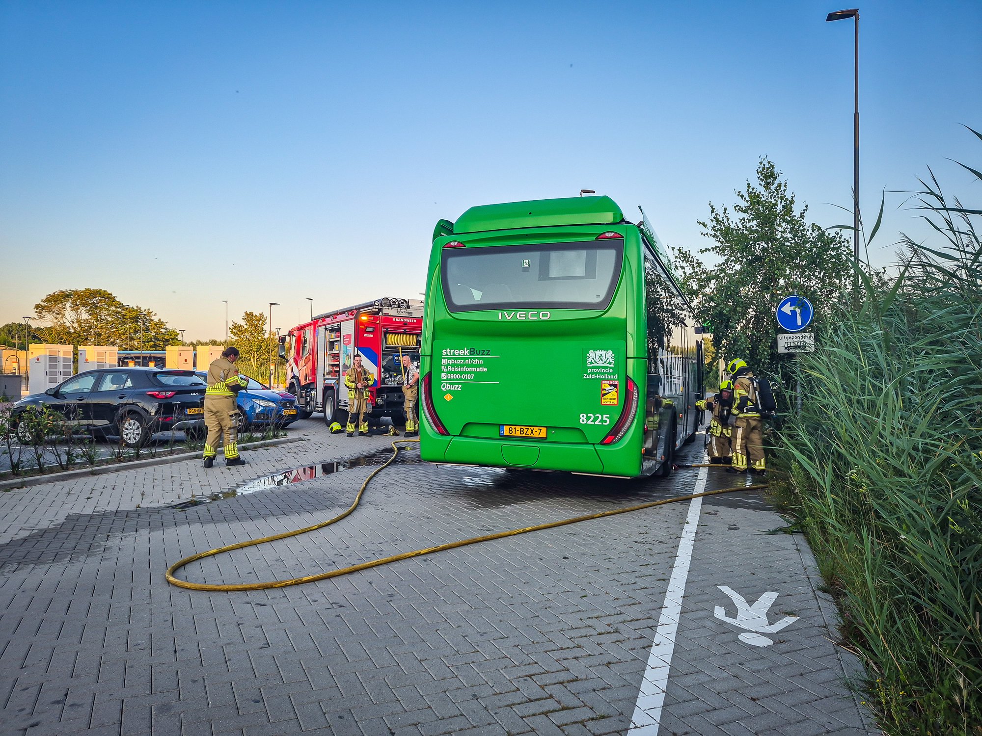 Brandweer rukt groots uit voor melding busbrand in Lisse
