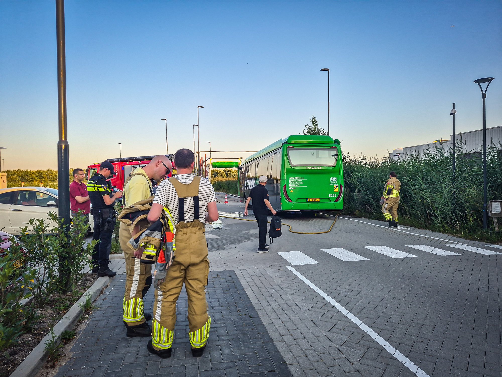 Brandweer rukt groots uit voor melding busbrand in Lisse