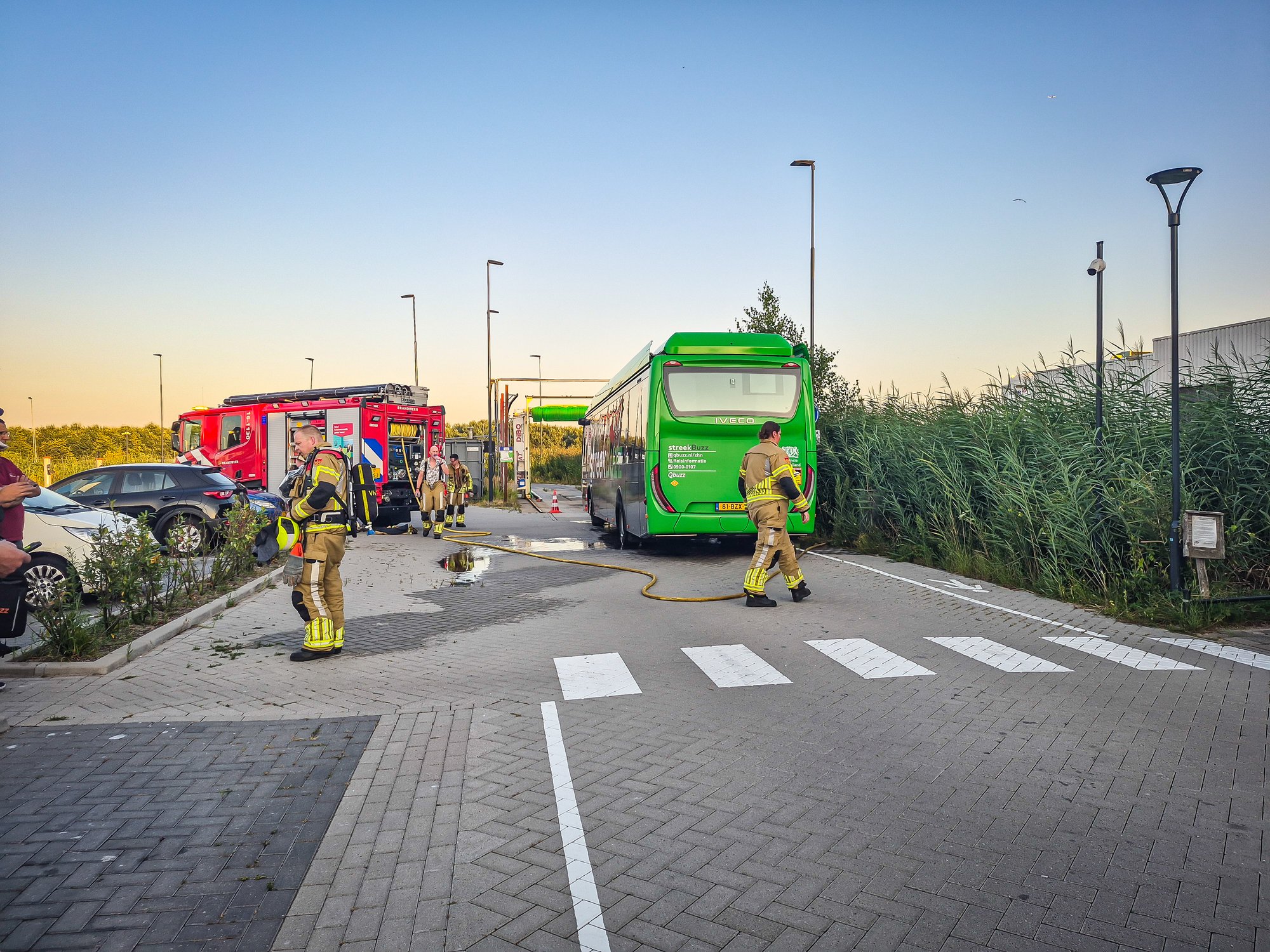 Brandweer rukt groots uit voor melding busbrand in Lisse