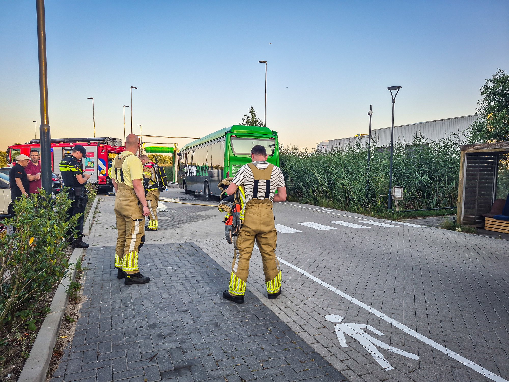 Brandweer rukt groots uit voor melding busbrand in Lisse