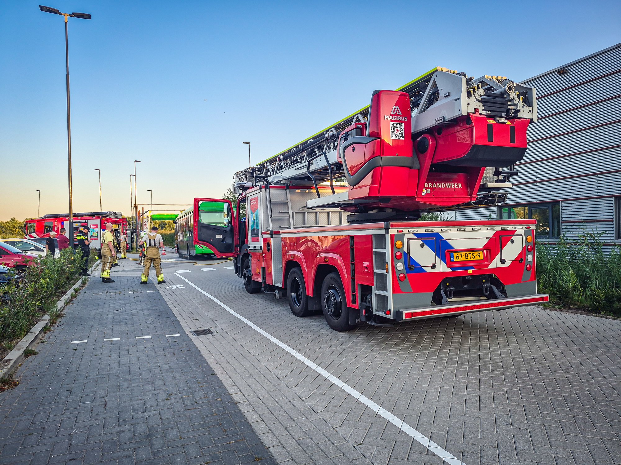 Brandweer rukt groots uit voor melding busbrand in Lisse