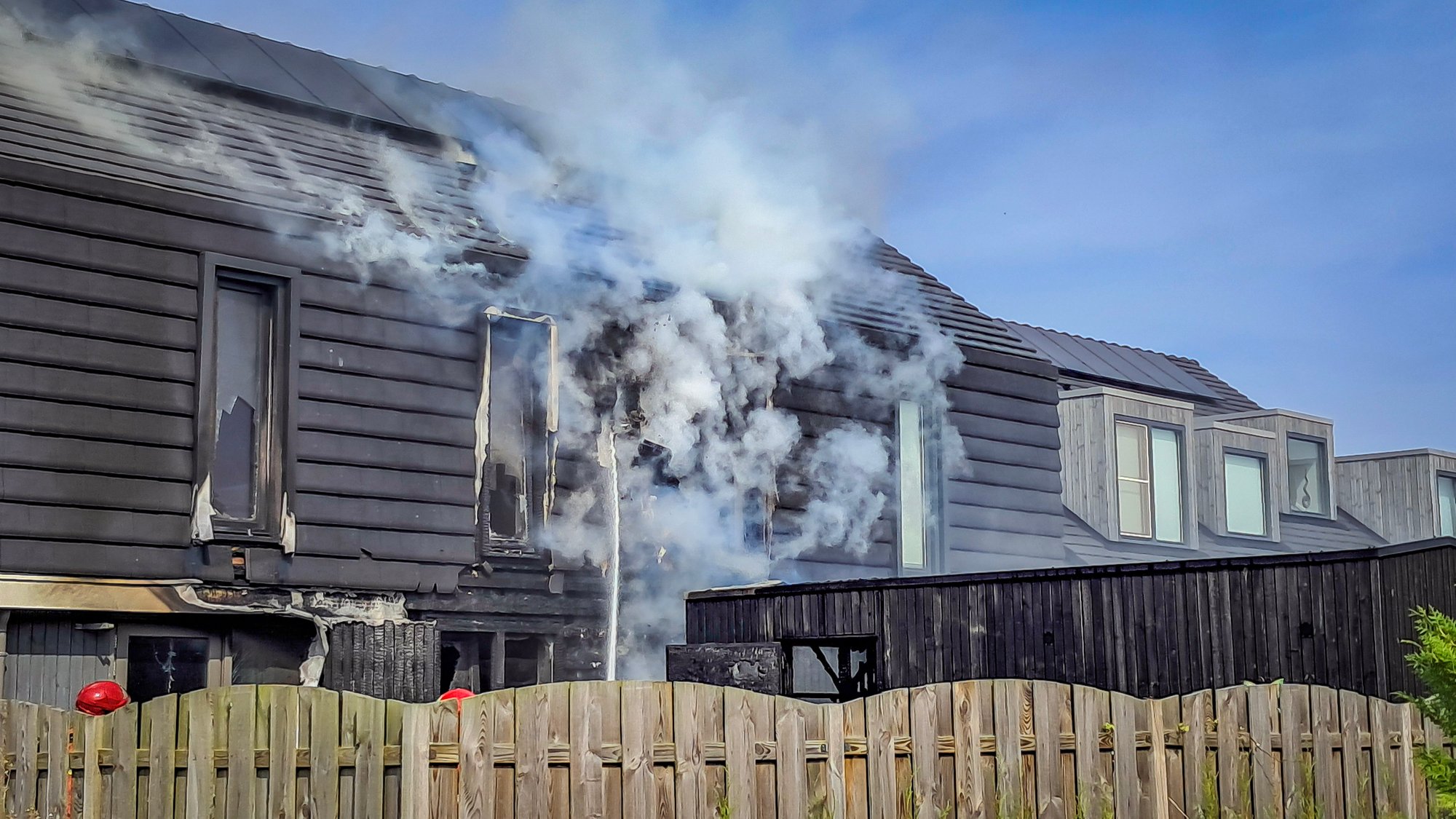 Buitenbrand slaat over naar schuur en woning aan de Maarweg in Uithuizen