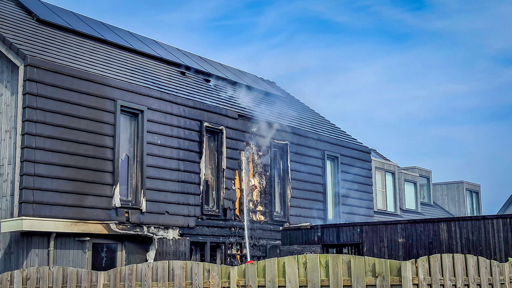 Buitenbrand slaat over naar schuur en woning aan de Maarweg in Uithuizen