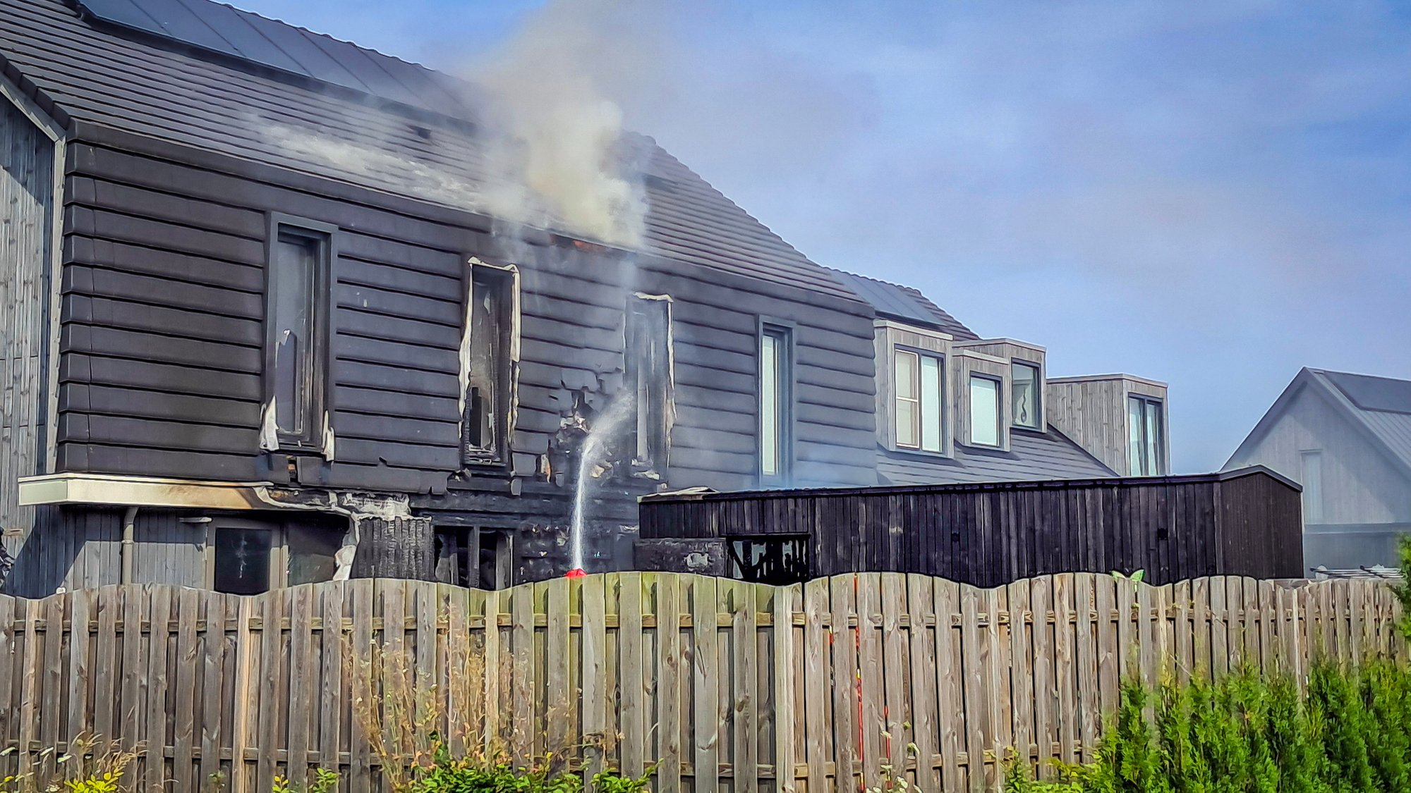 Buitenbrand slaat over naar schuur en woning aan de Maarweg in Uithuizen
