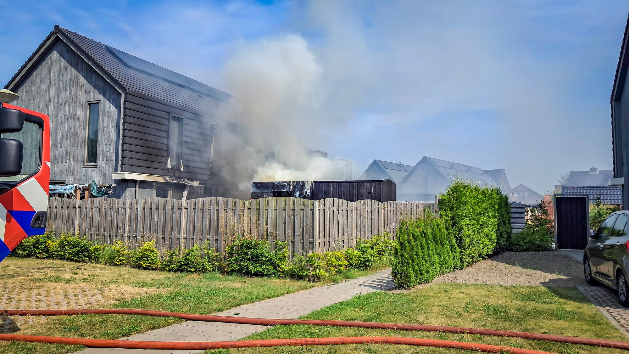Buitenbrand slaat over naar schuur en woning aan de Maarweg in Uithuizen