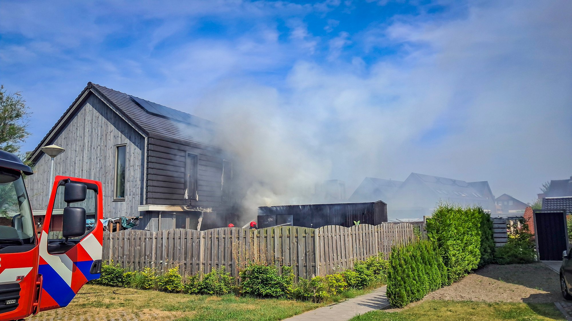 Buitenbrand slaat over naar schuur en woning aan de Maarweg in Uithuizen