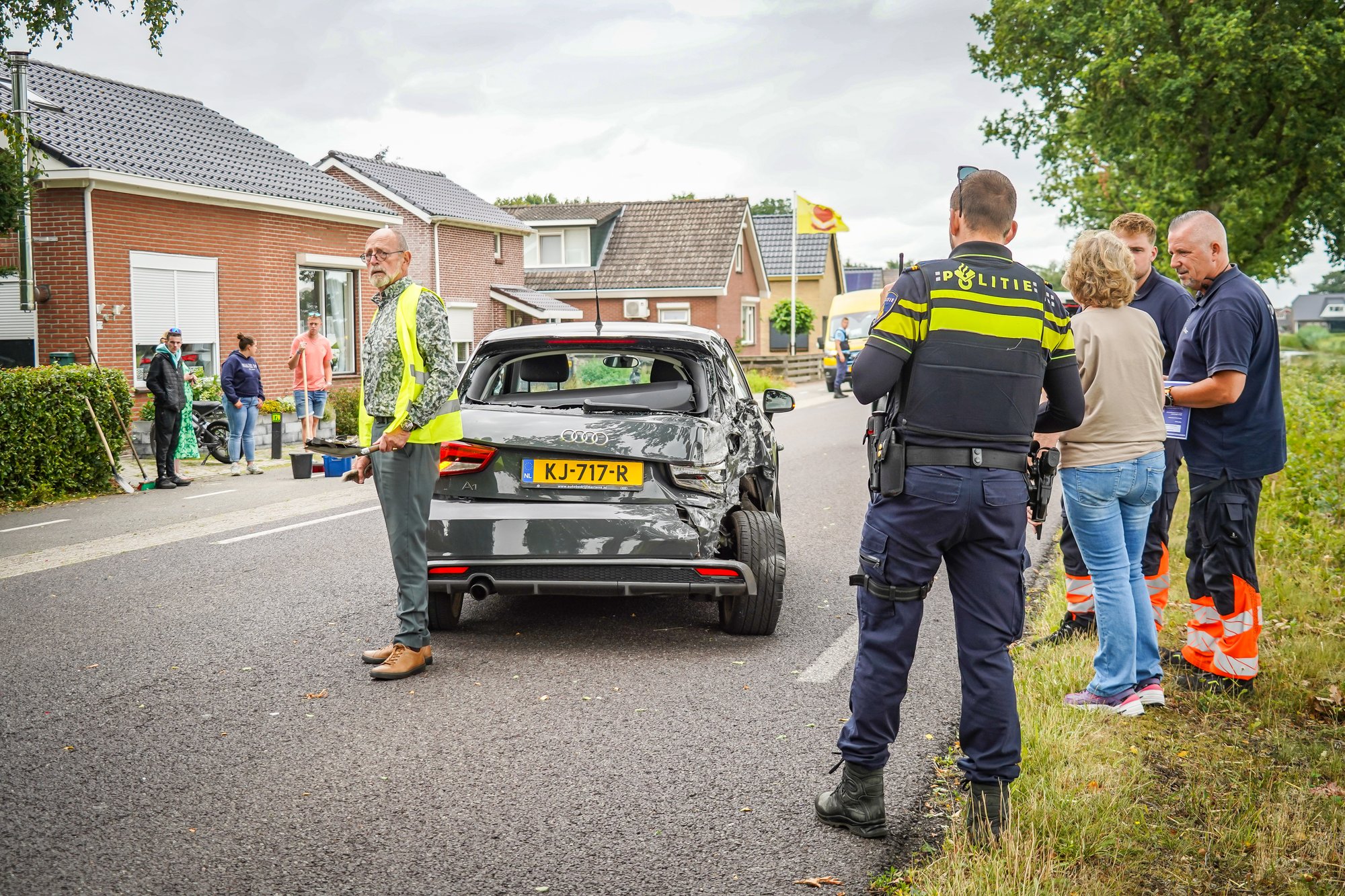 Buschauffeur met spoed naar ziekenhuis na aanrijding met personenauto