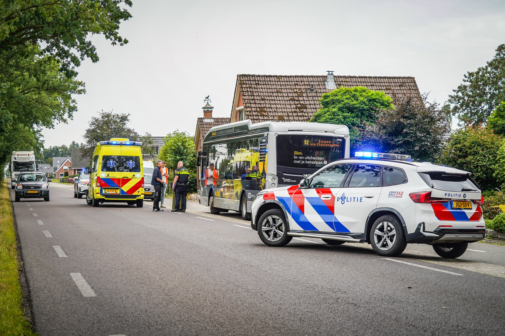 Buschauffeur met spoed naar ziekenhuis na aanrijding met personenauto