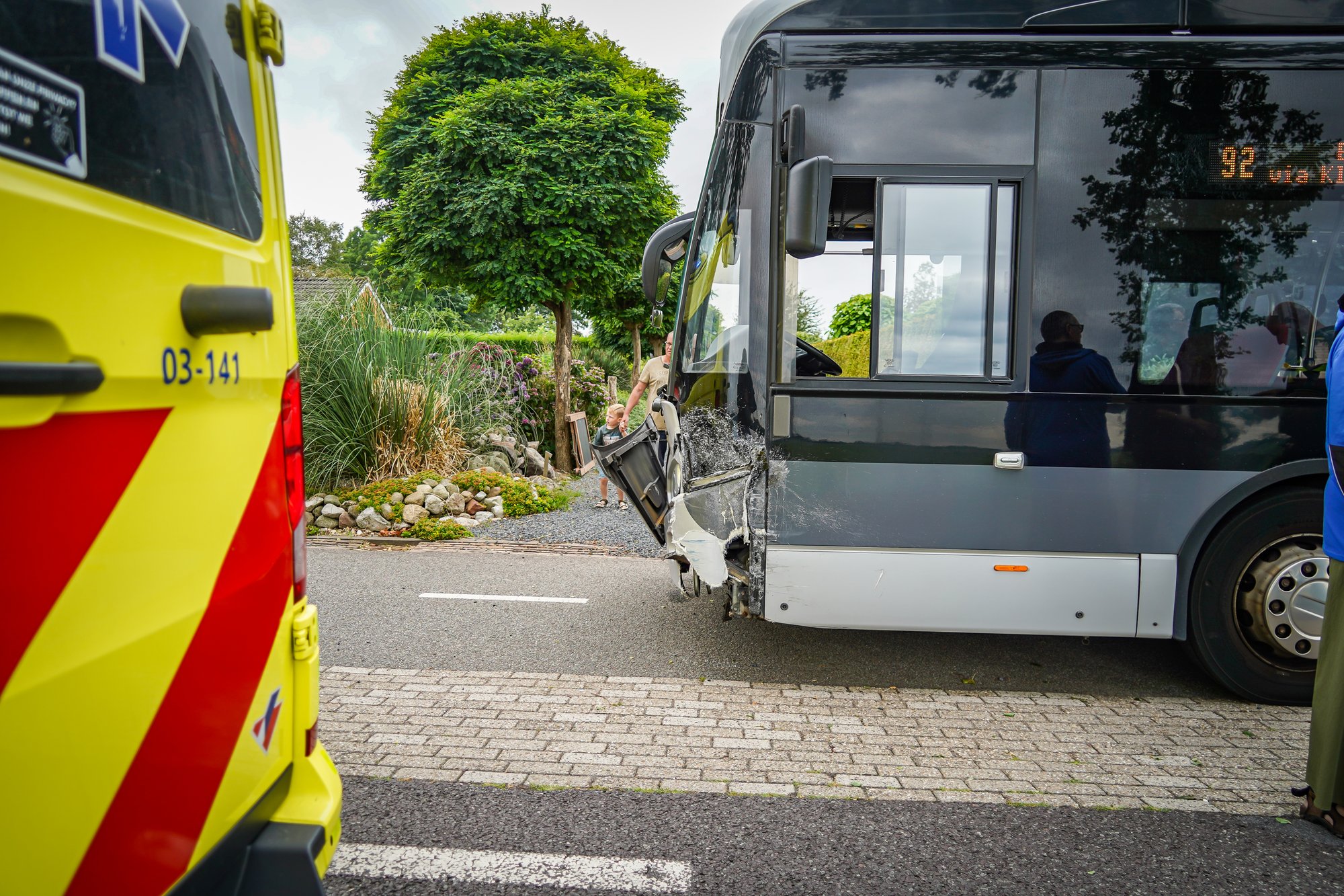 Buschauffeur met spoed naar ziekenhuis na aanrijding met personenauto