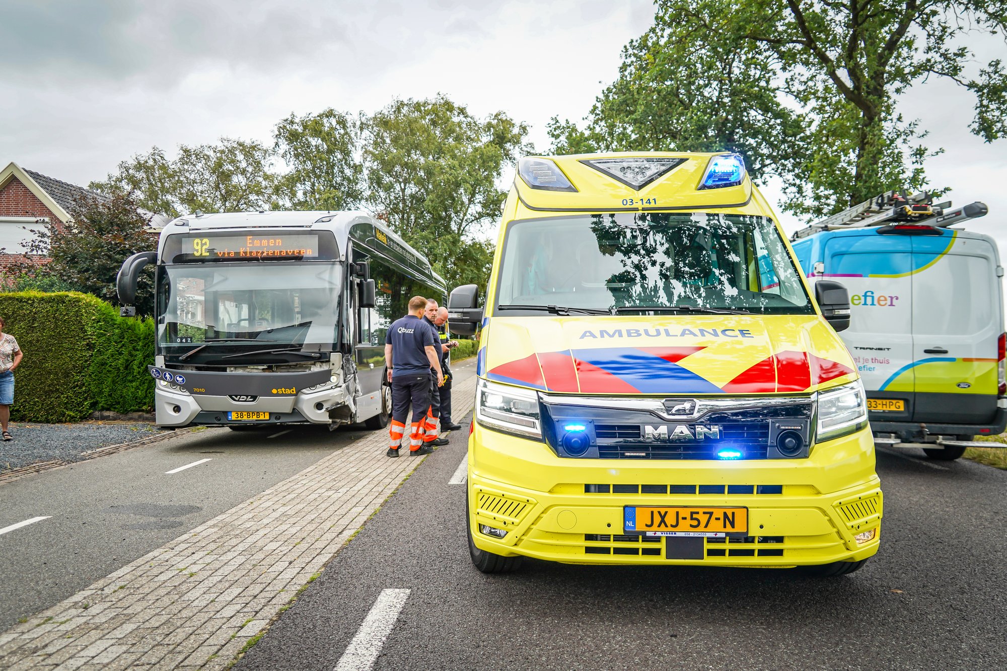 Buschauffeur met spoed naar ziekenhuis na aanrijding met personenauto