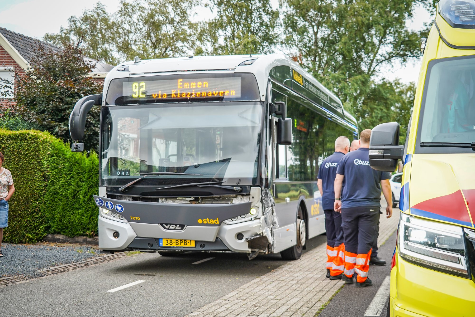 Buschauffeur met spoed naar ziekenhuis na aanrijding met personenauto