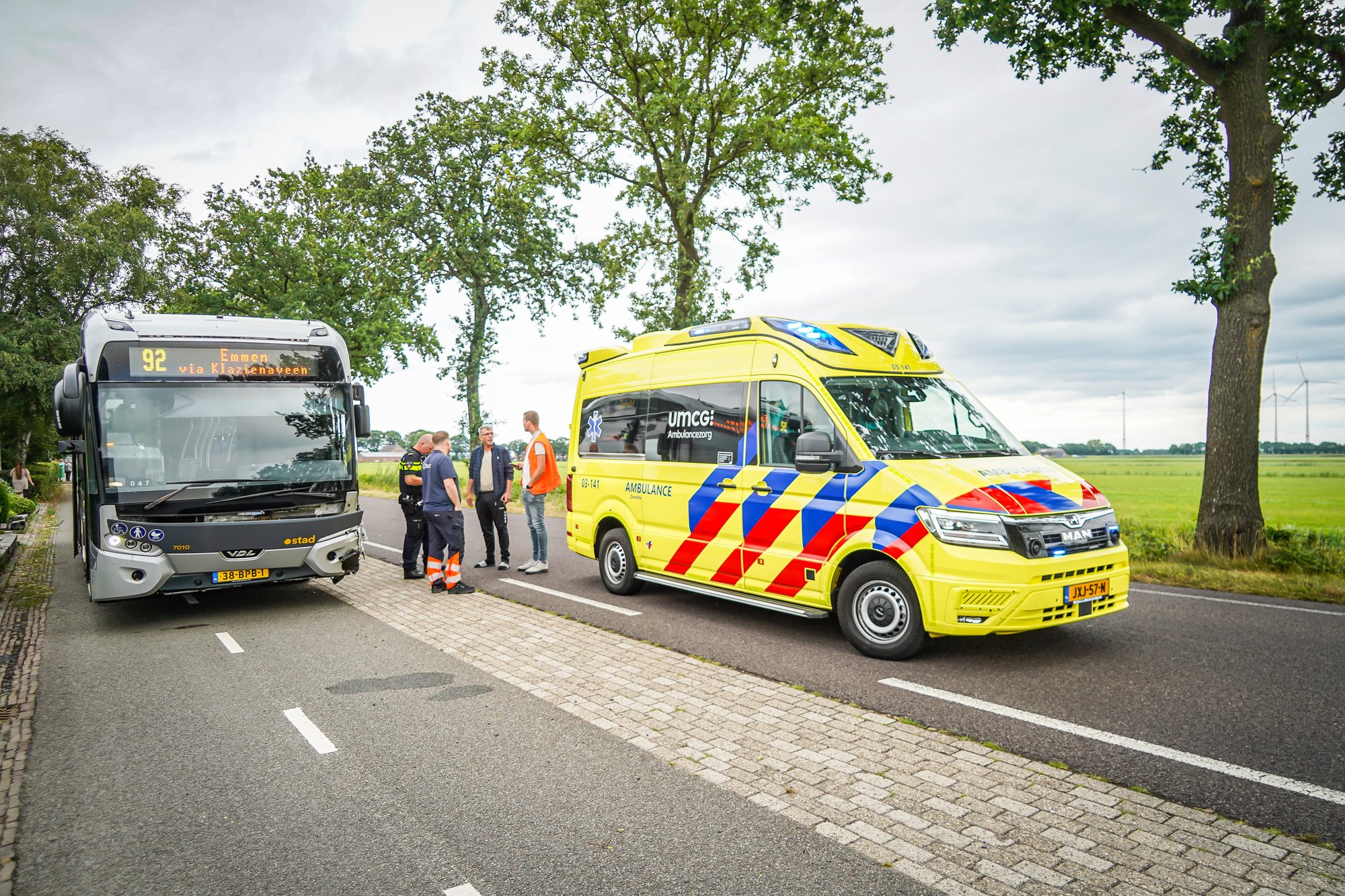 Buschauffeur met spoed naar ziekenhuis na aanrijding met personenauto