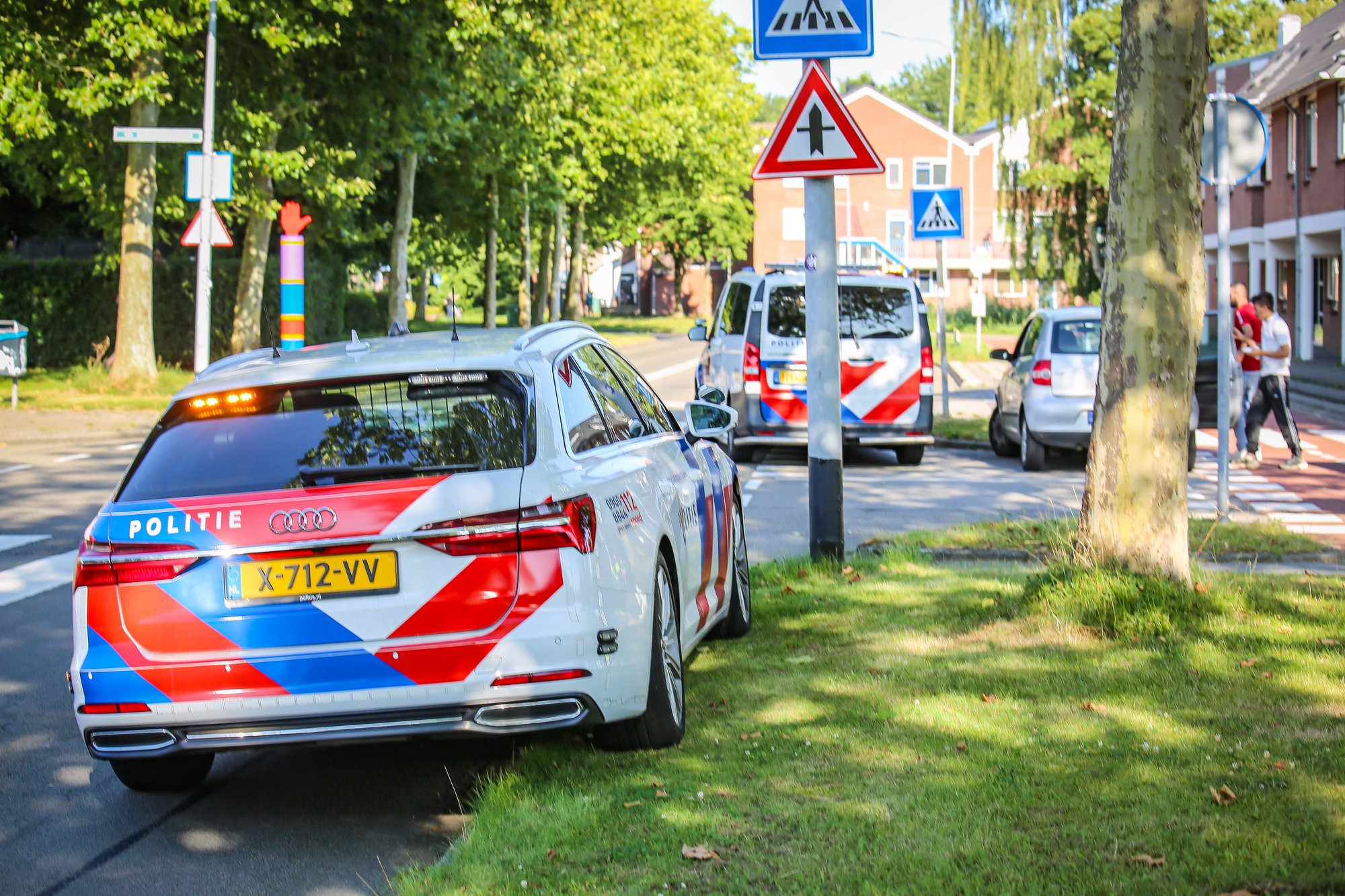 Busje en fietsbezorger botsen op Onnemaheerd in Groningen