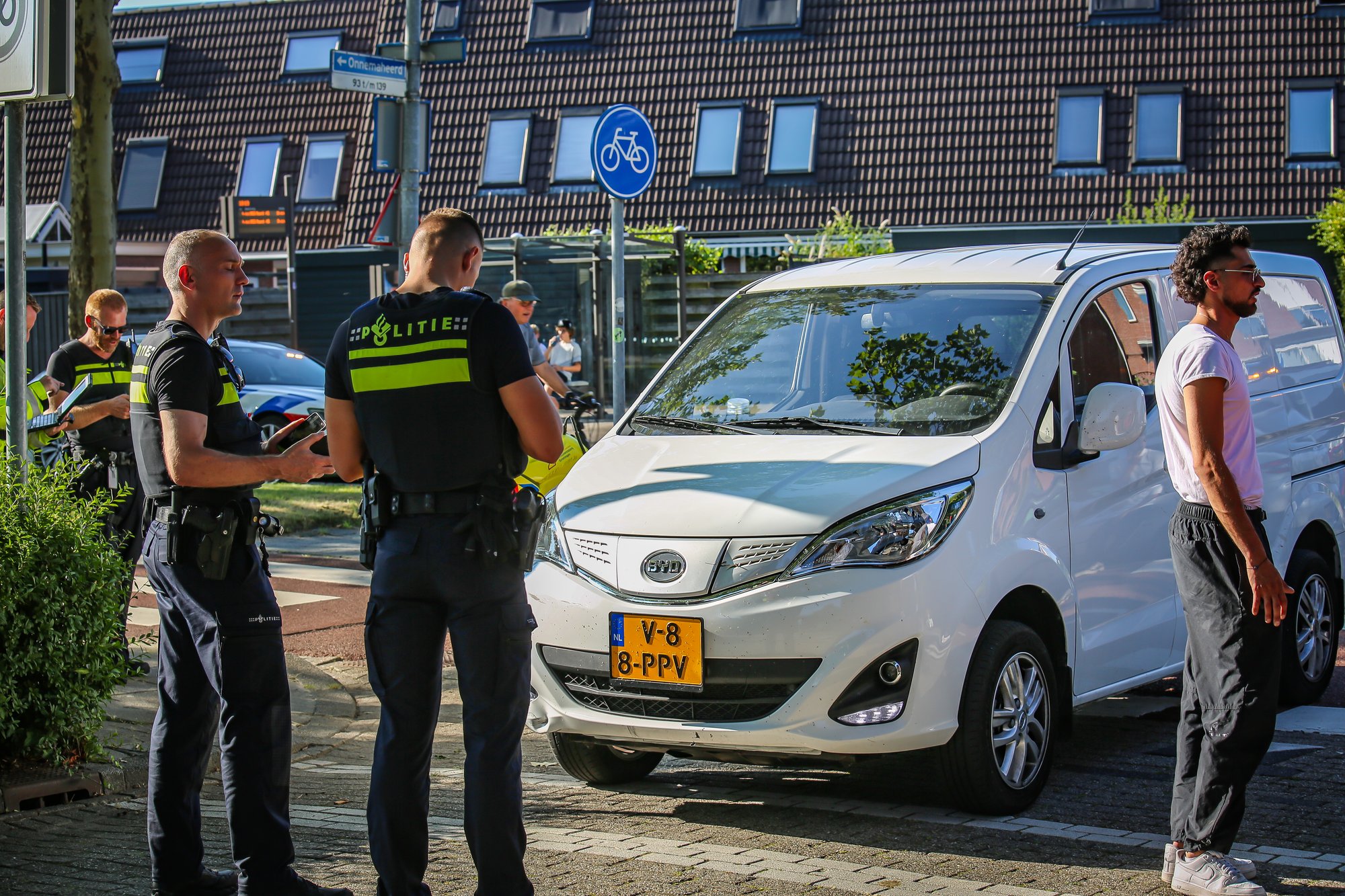 Busje en fietsbezorger botsen op Onnemaheerd in Groningen
