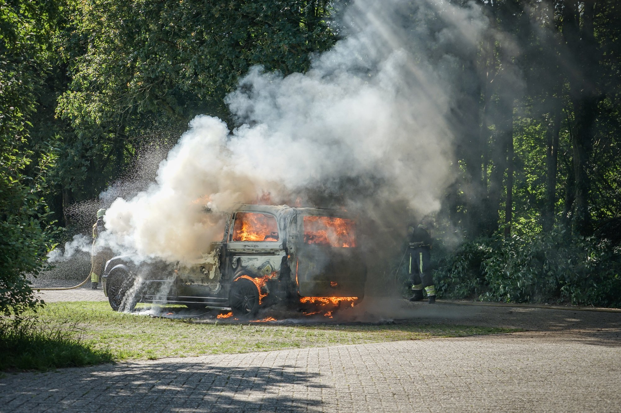 Busje volledig uitgebrand op parkeerplaats bezoekerscentrum Drents-Friese Wold