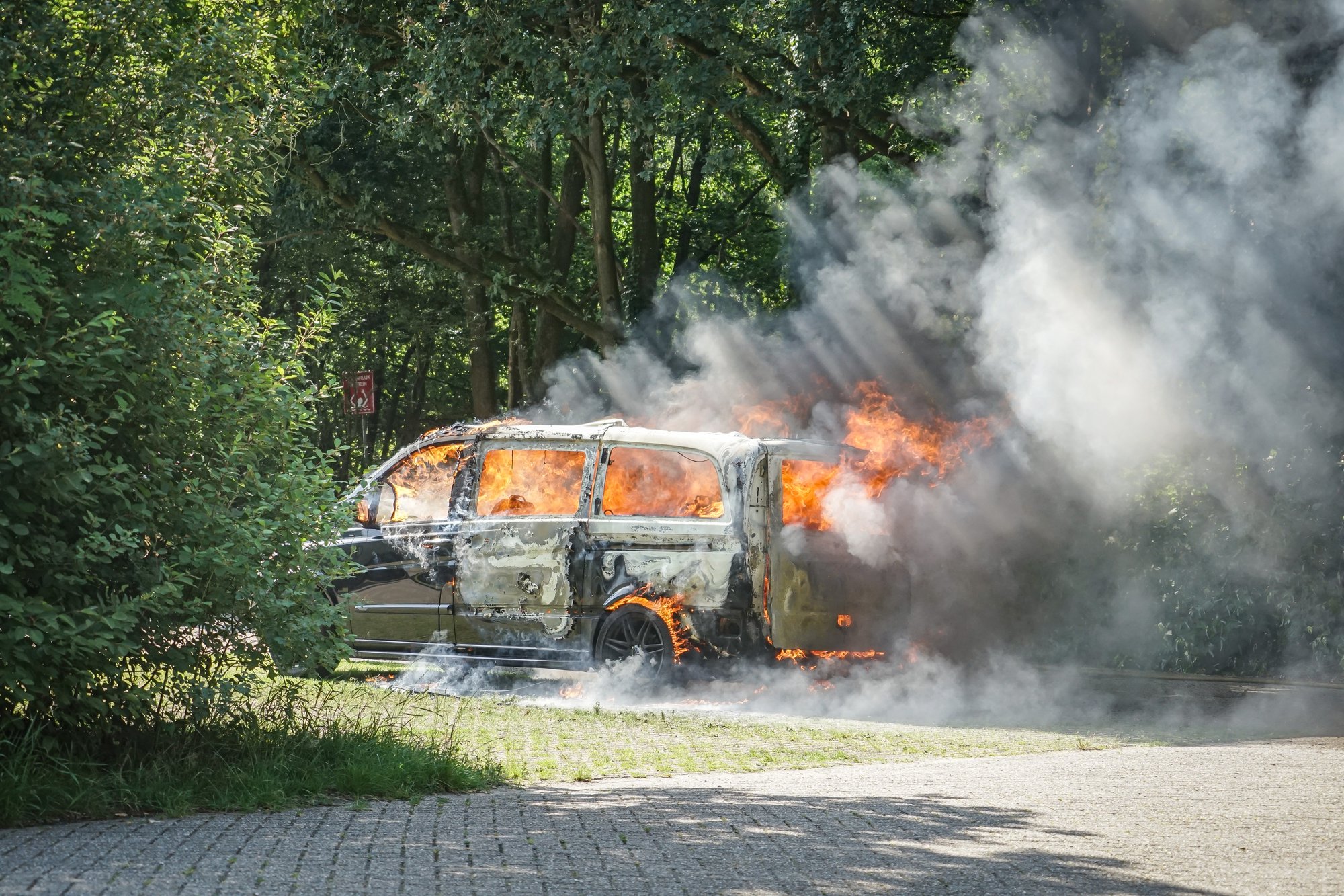 Busje volledig uitgebrand op parkeerplaats bezoekerscentrum Drents-Friese Wold