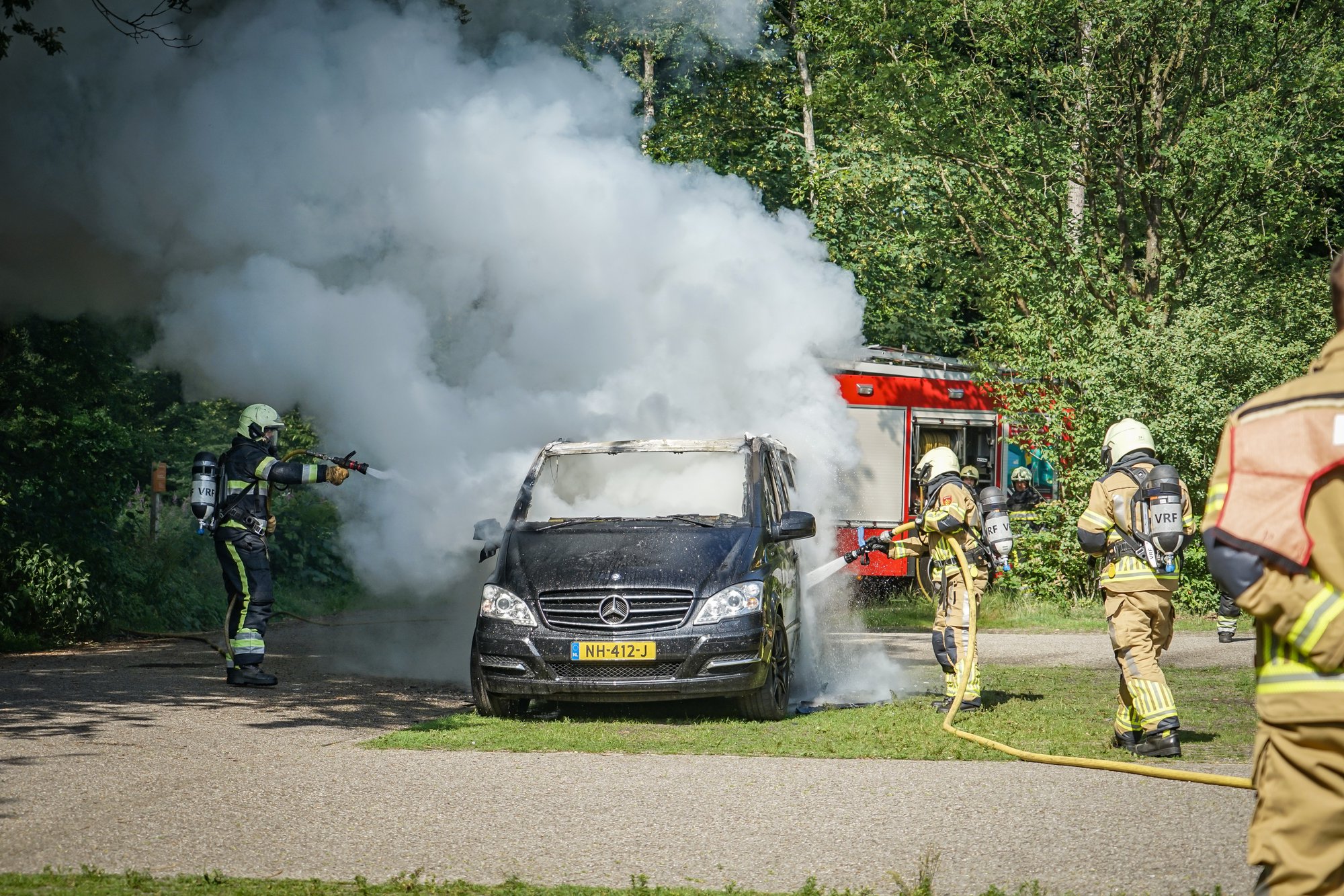 Busje volledig uitgebrand op parkeerplaats bezoekerscentrum Drents-Friese Wold