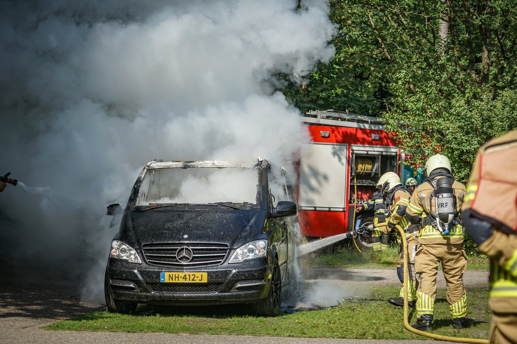 Busje volledig uitgebrand op parkeerplaats bezoekerscentrum Drents-Friese Wold