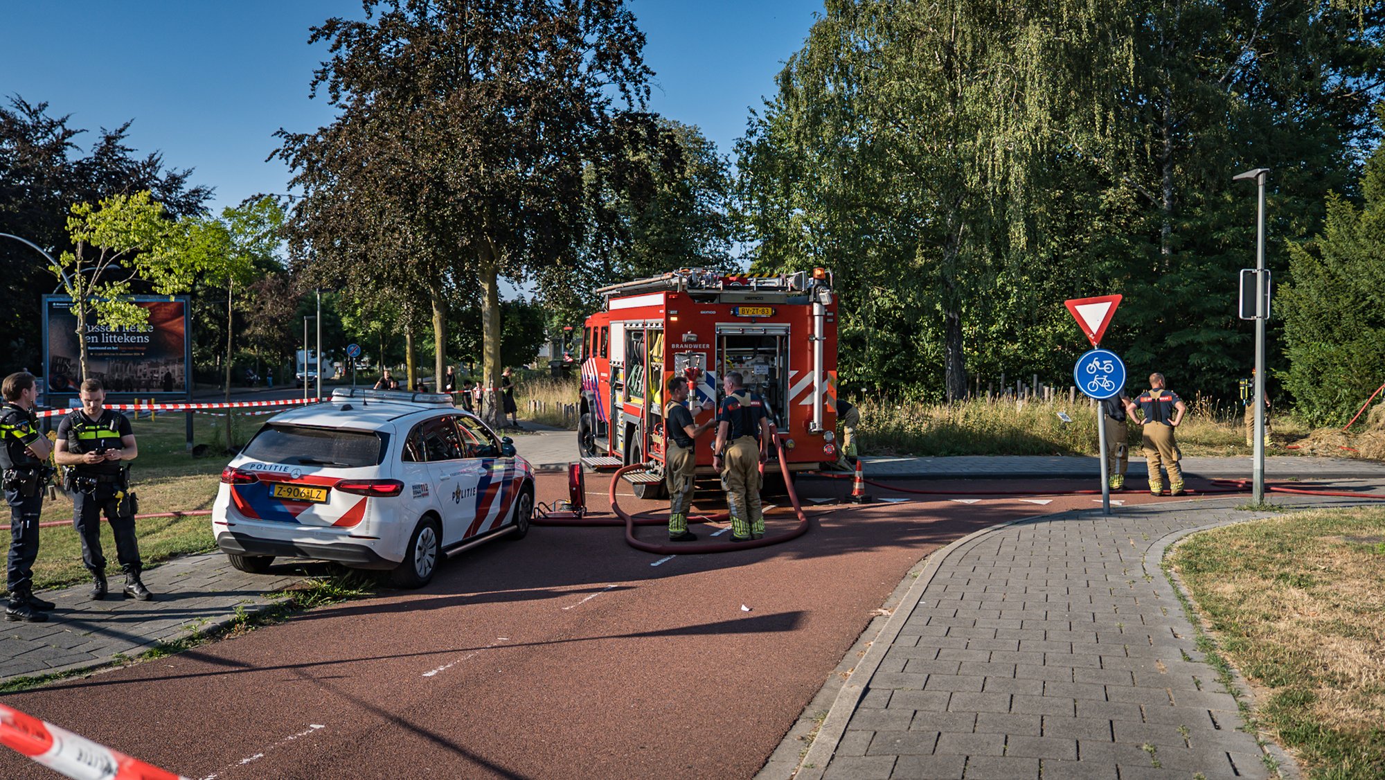 Drie hooibalen in brand aan Koninginnelaan in Roermond