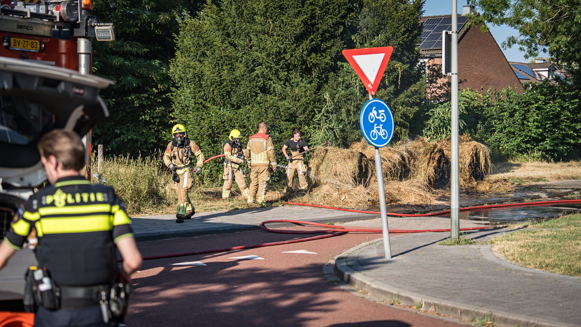 Drie hooibalen in brand aan Koninginnelaan in Roermond
