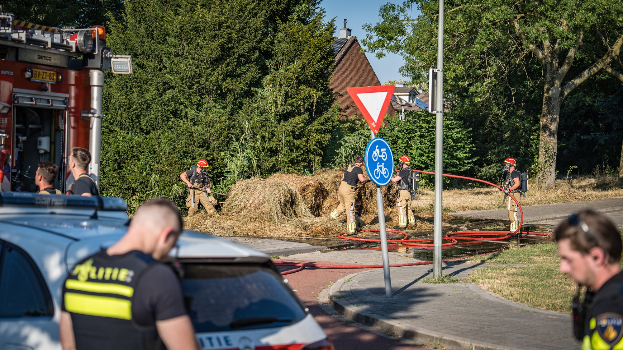 Drie hooibalen in brand aan Koninginnelaan in Roermond