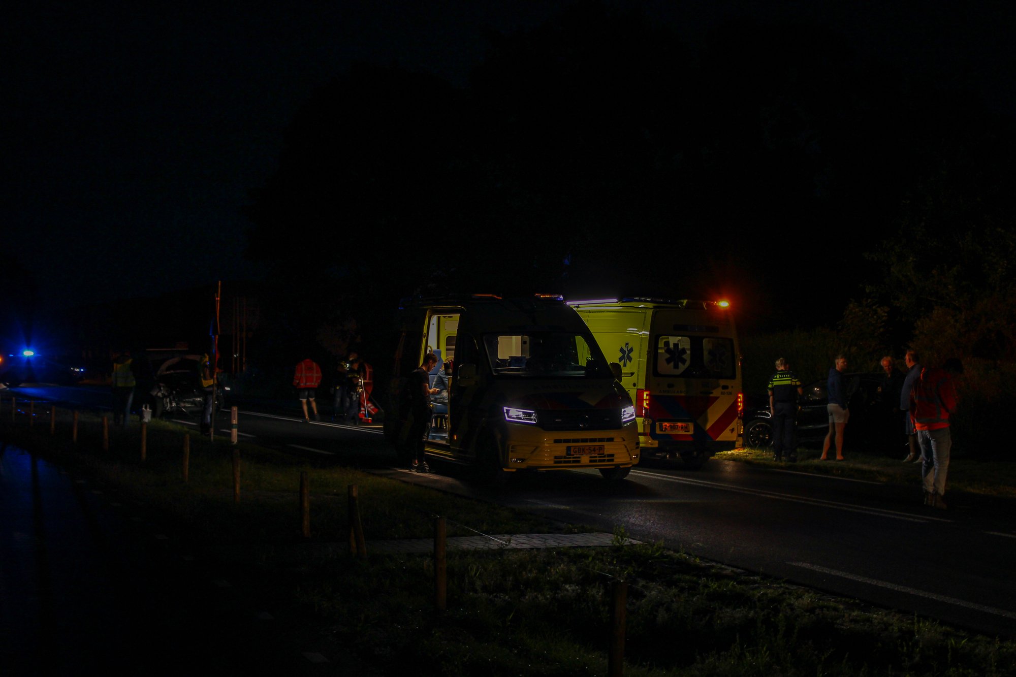Ernstig frontaal ongeval op De Scheiding in Surhuisterveen